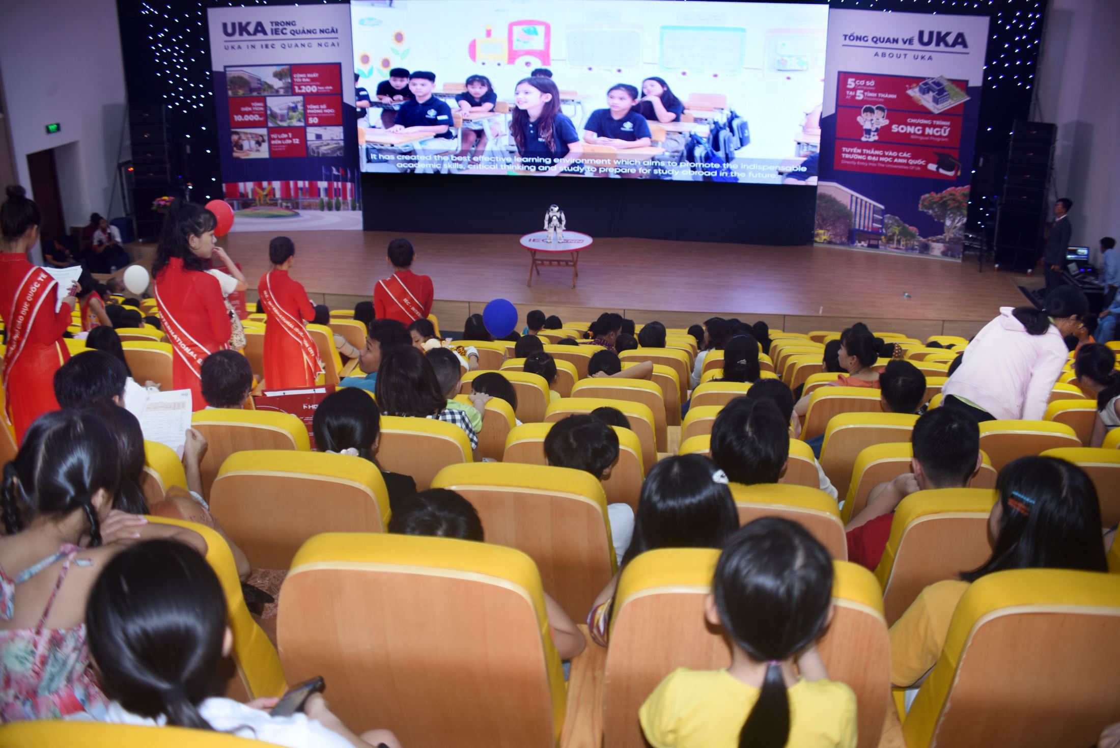 Parents and students watched NAO robots performance at the program and learnt about the study program at IEC Quang Ngai.