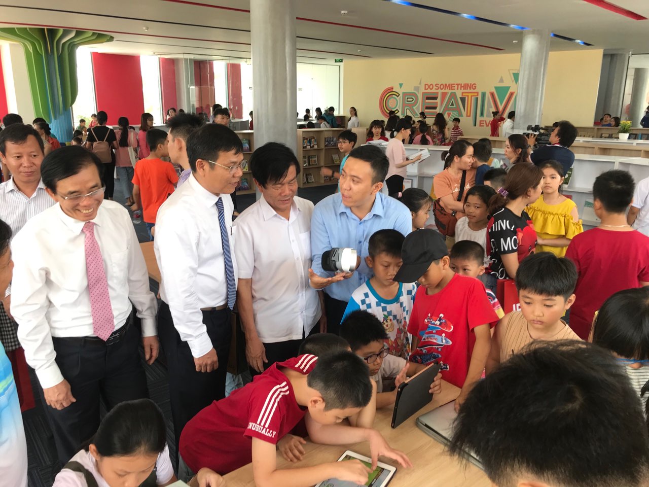 Mr. Pham Tan Hoang, Chairman of Quang Ngai provincial people's committee and Mr. Do Van Phu, Director of Quang Ngai DoET visited the smart library at the central admin block of IEC Quang Ngai center.