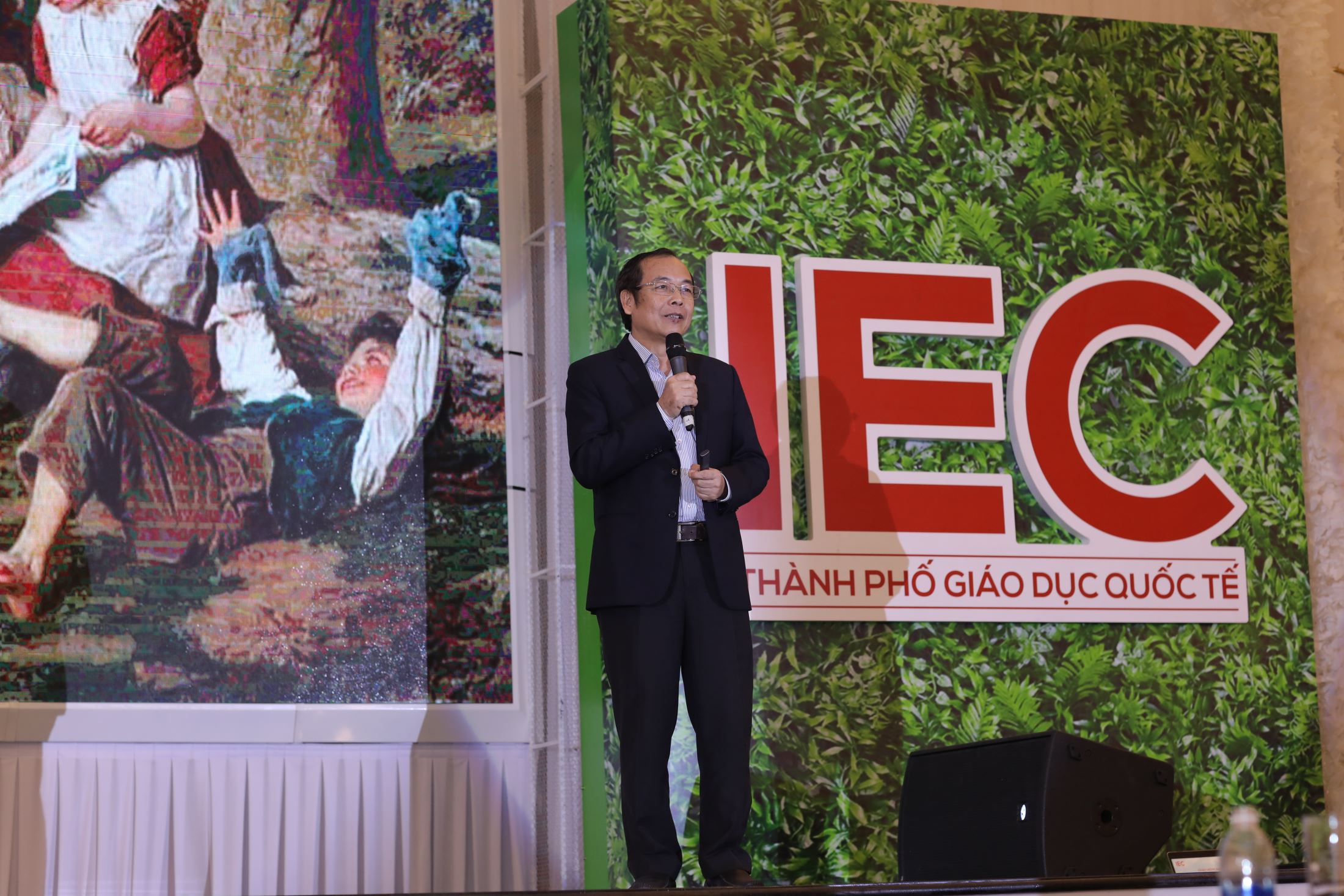 Dr. Do Manh Cuong – Permanent member of NHG education council presenting about the comprehensive education ecosystem model
