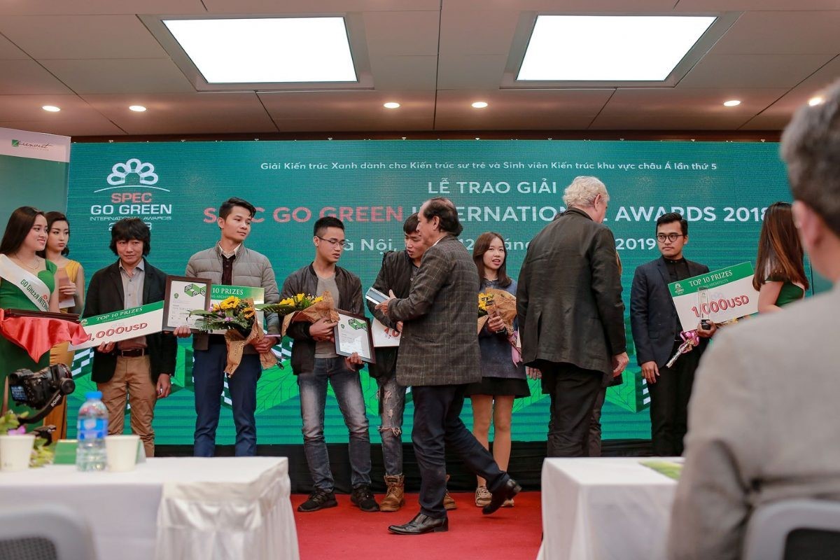 Nguyen Xuan Minh – the designer of iSchool Quang Tri construction (3rd from left)