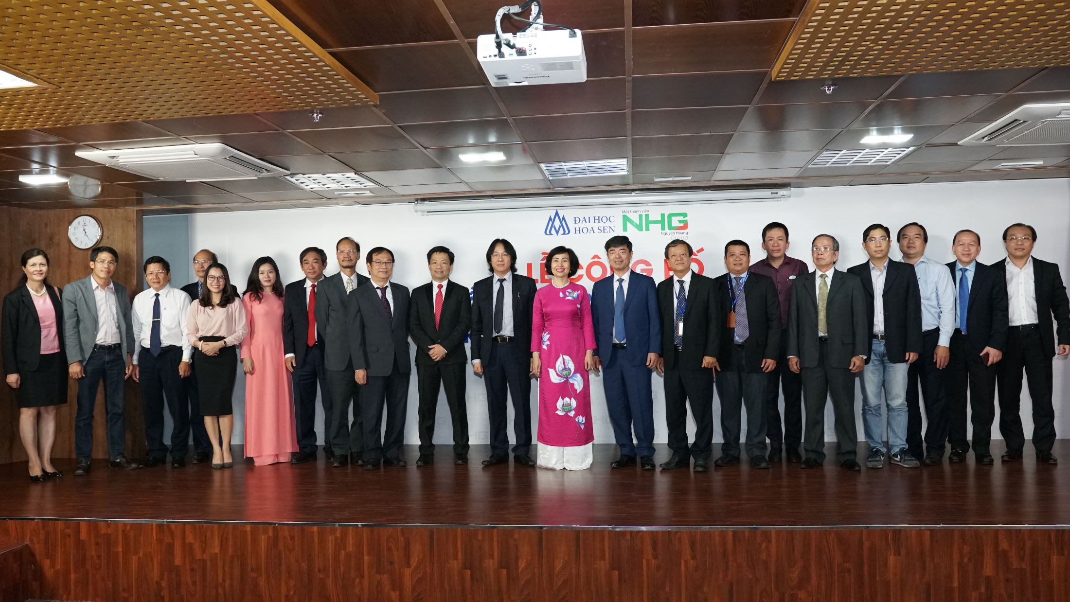 NHG board of directors, members in the new board of management, Professor, Dr. Mai Hong Quy and HSU lecturers taking photos in the ceremony