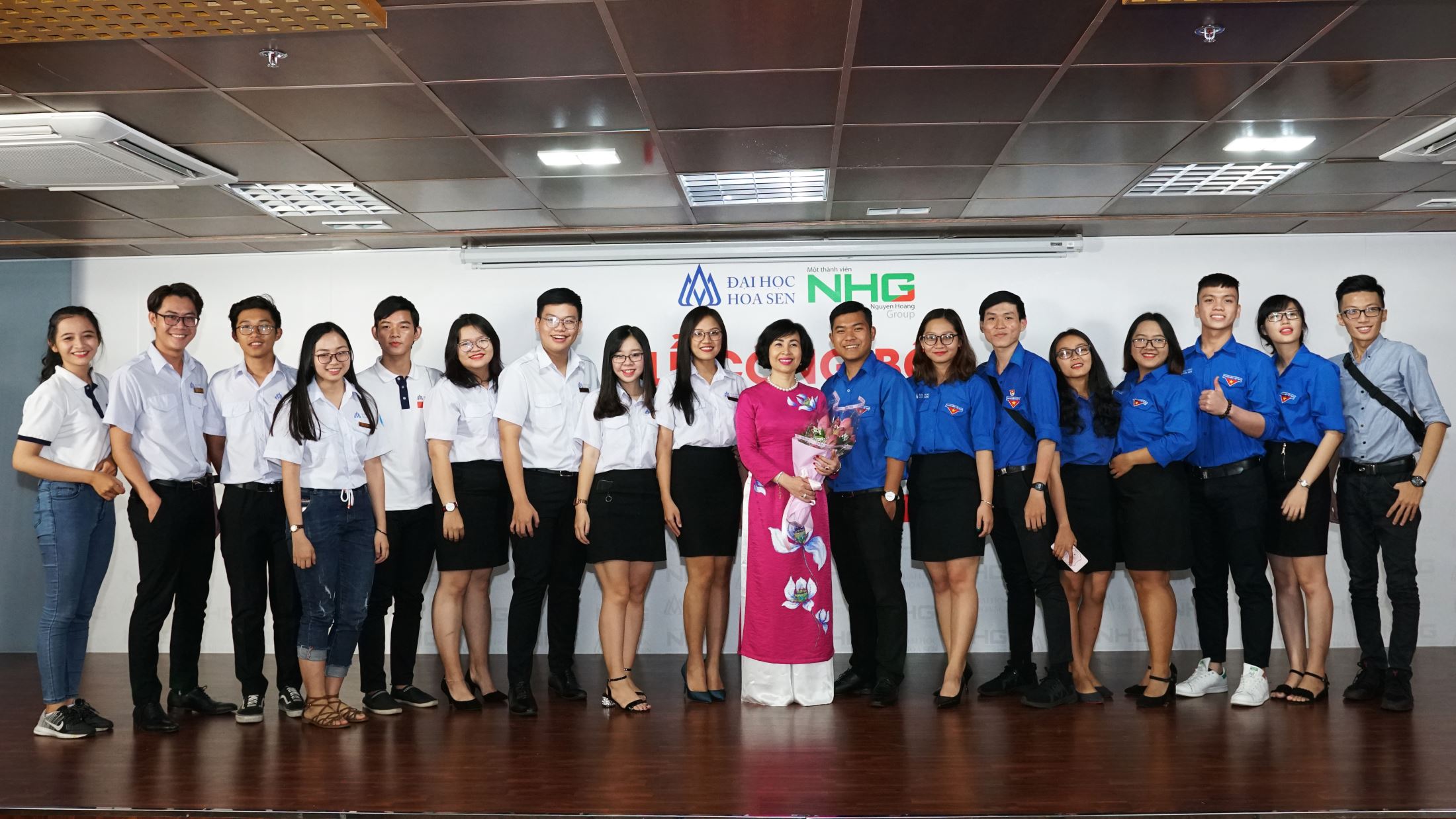 Associate Professor, Dr. Mai Hồng Quỳ taking photos with HSU students at the ceremony