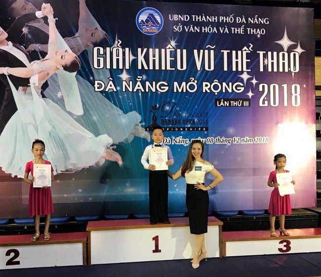 Phan Tuan Anh, student of class 3A2, iSchool Ha Tinh receiving awards