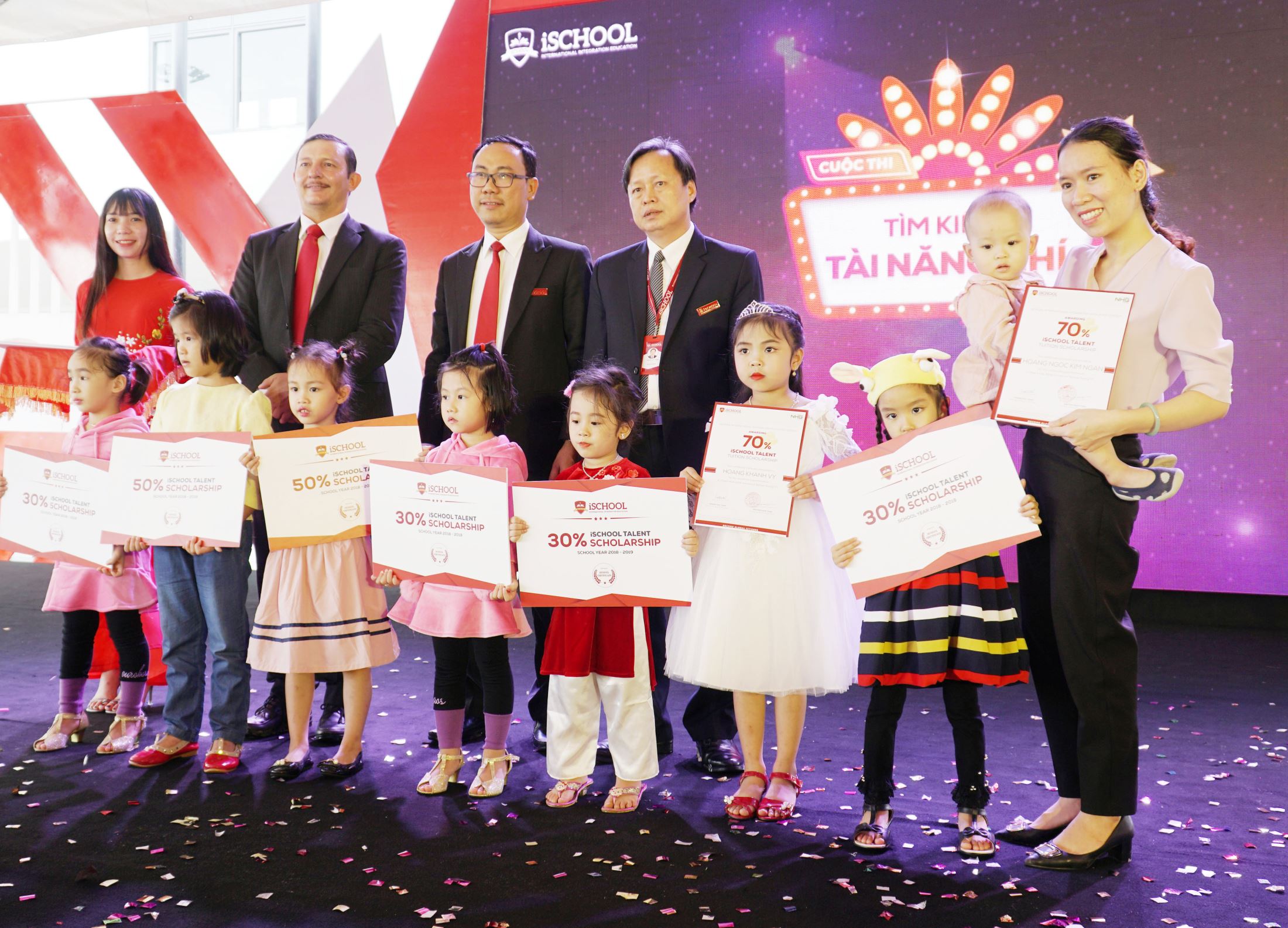 Also in the event, iSchool rewarded scholarships to children talents of Quang Tri province in the contest “iTalent – Finding the children talents”