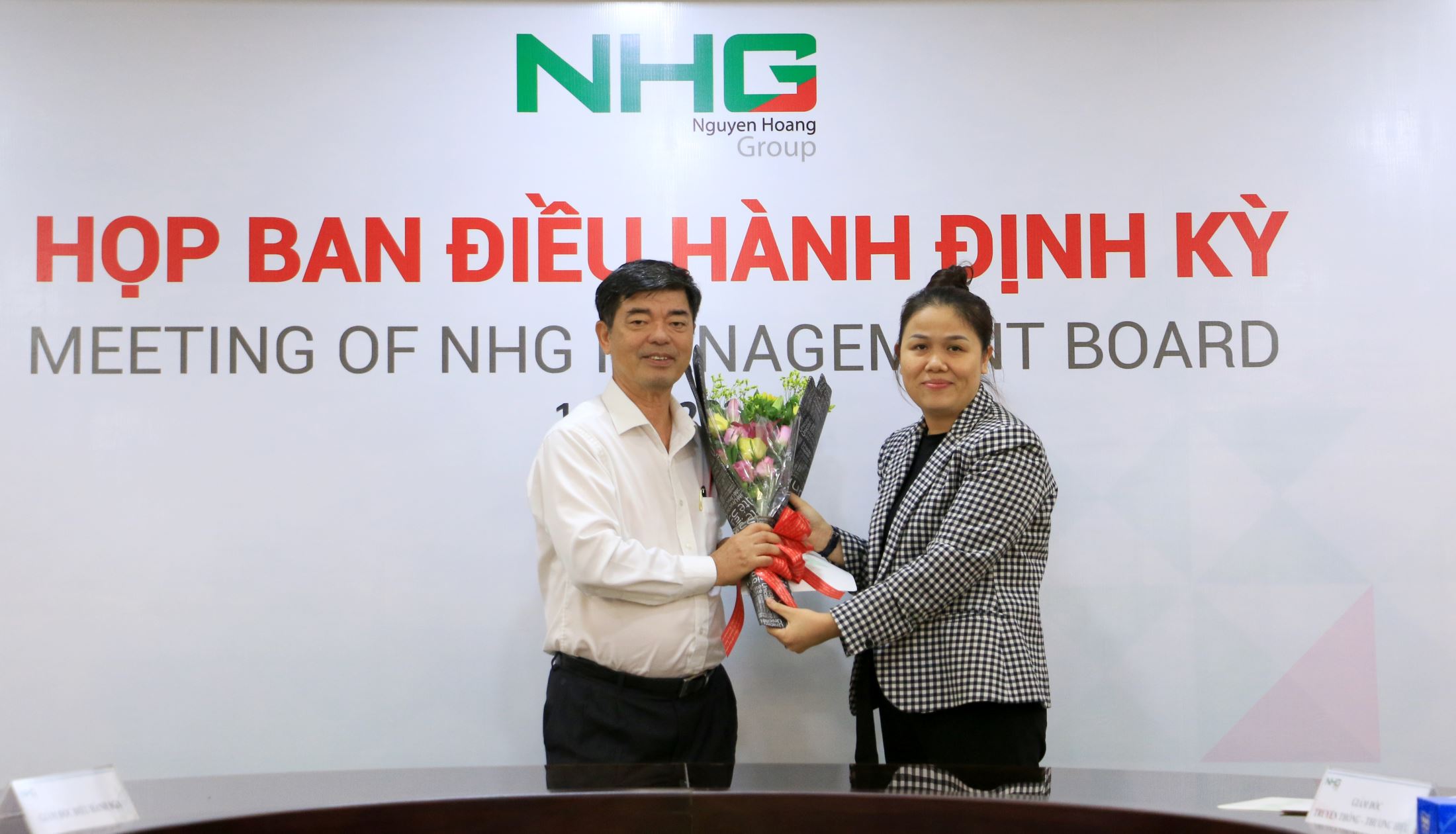 Ms. Hoang Nguyen Thu Thao – CEO of NHG delivering the appointment decision to have Associate Professor, Dr. Thai Ba Can – Deputy CEO, university development affairs as the director of the Univeristy Department and standing vice president of the University Council