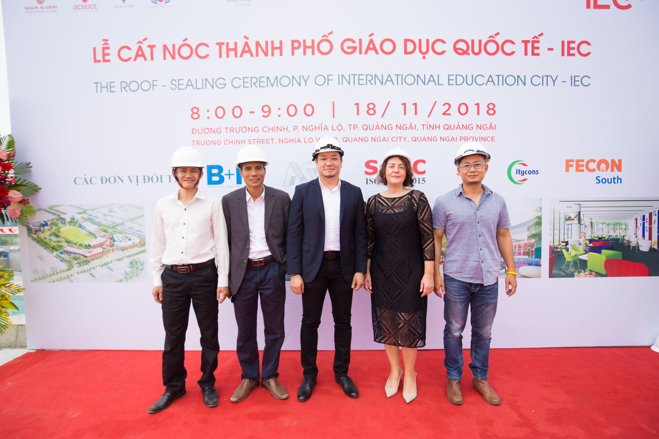 Đại diện Tập đoàn Nguyễn Hoàng và các nhà thầu chụp ảnh kỷ niệm tại sự kiện.