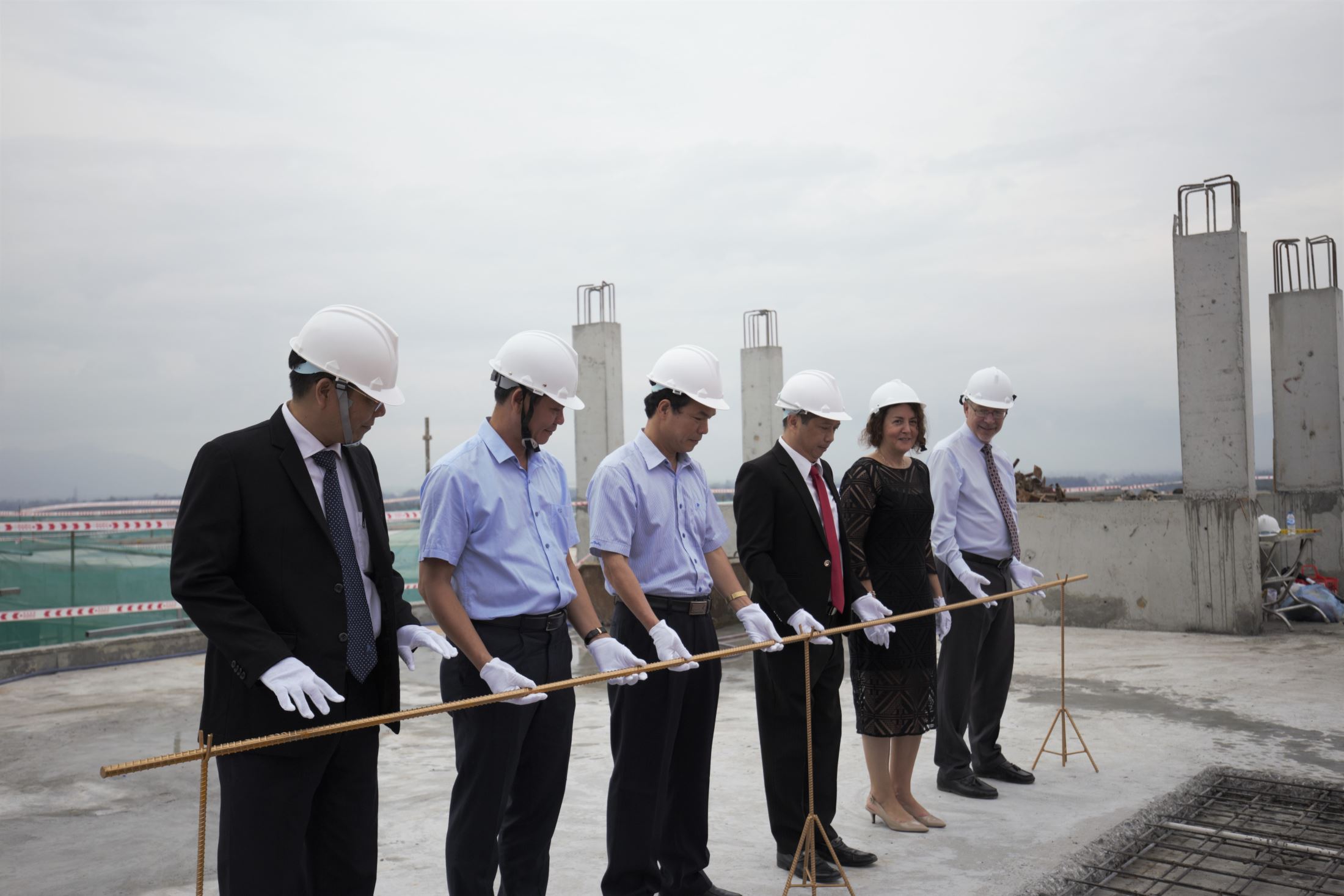The roof-sealing ceremony of the International Education City in Quang Ngai.