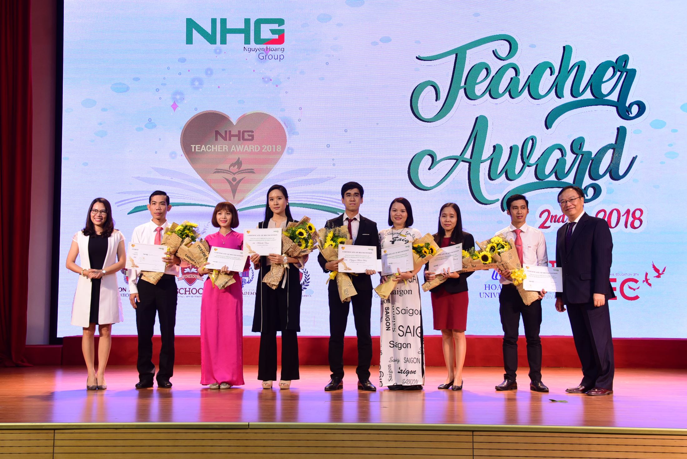 Teachers winning the most excellent presentation about “Trust & Romance in teaching” receive flowers, certificates and gifts from the representatives of NHG