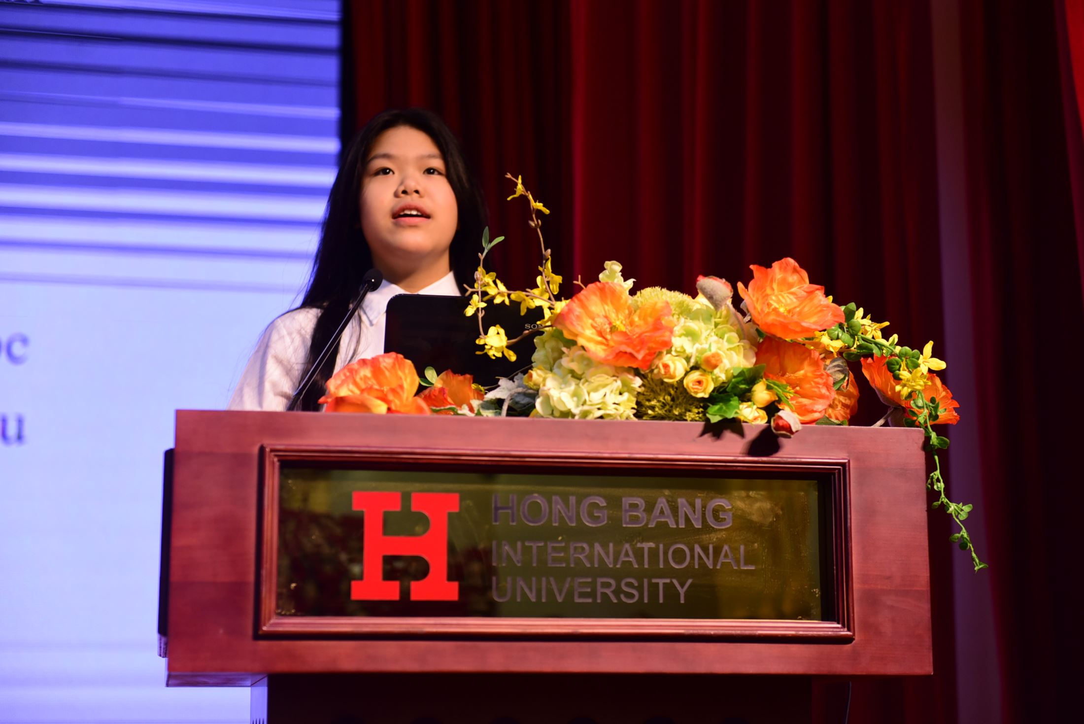 “If a mother is called the soul of a family, then a great teacher is the soul of an amazing class” – Truong Hoang Bao Thu (Cindy), student of class 9, SNA, representing for students in the system, expresses her appreciation toward the teachers