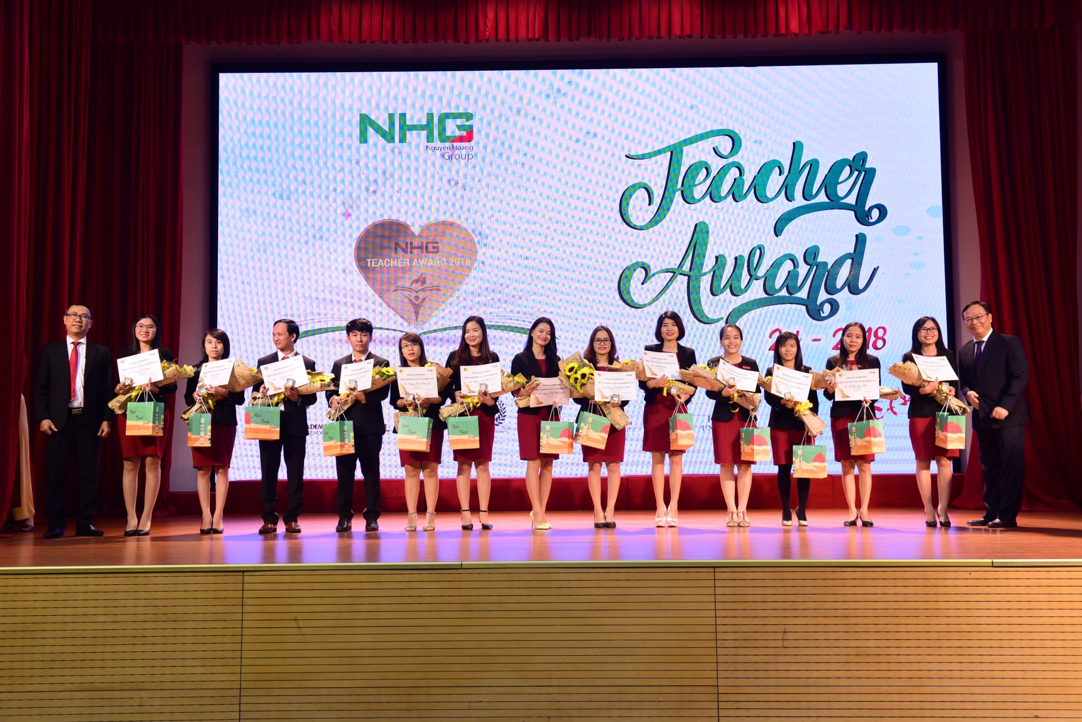 eachers awarded the prizes take photos with the representatives of management board of NHG