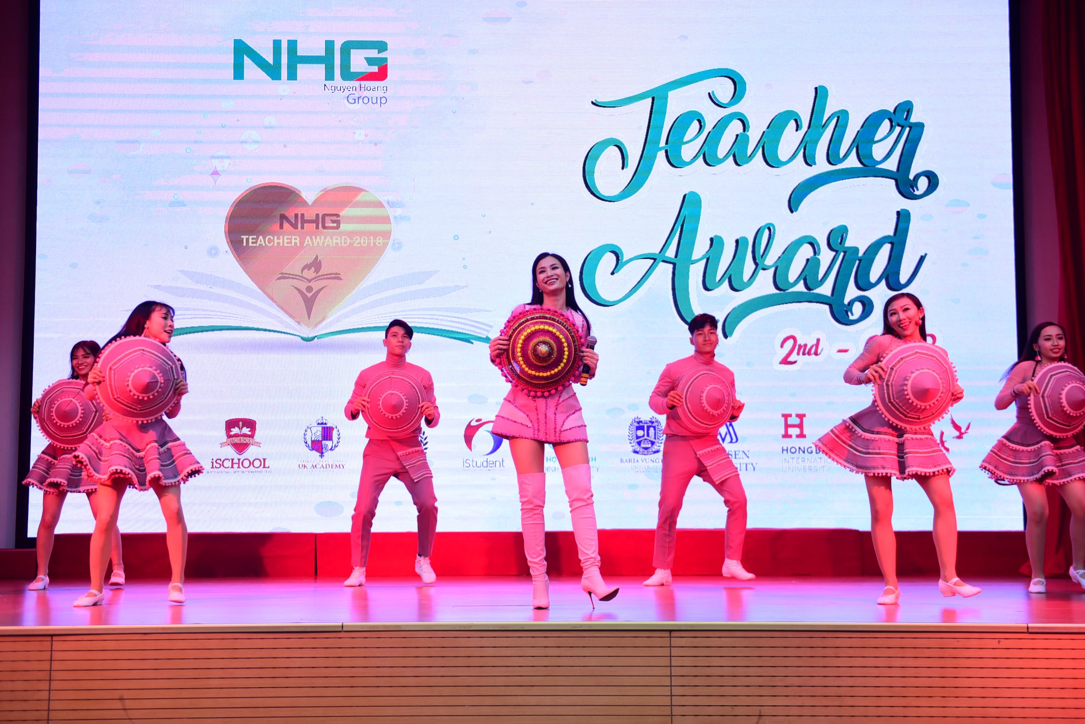 Singer Dong Nhi also congratulates on the Vietnam Teacher’s Day with 2 lovely songs about the teacher – student relationship and the school age