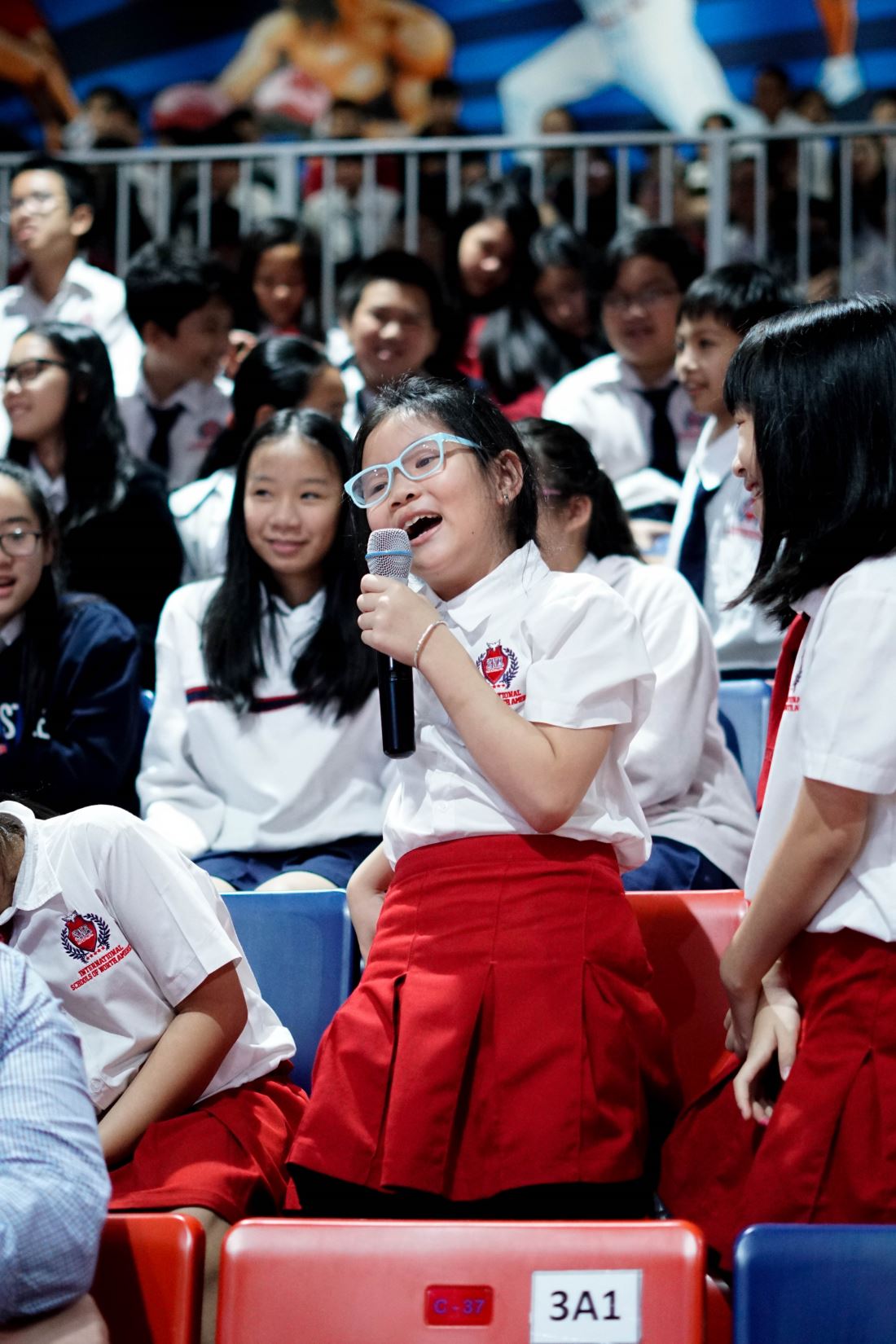 Even the girl student also likes football and have the question to Cong Vinh.