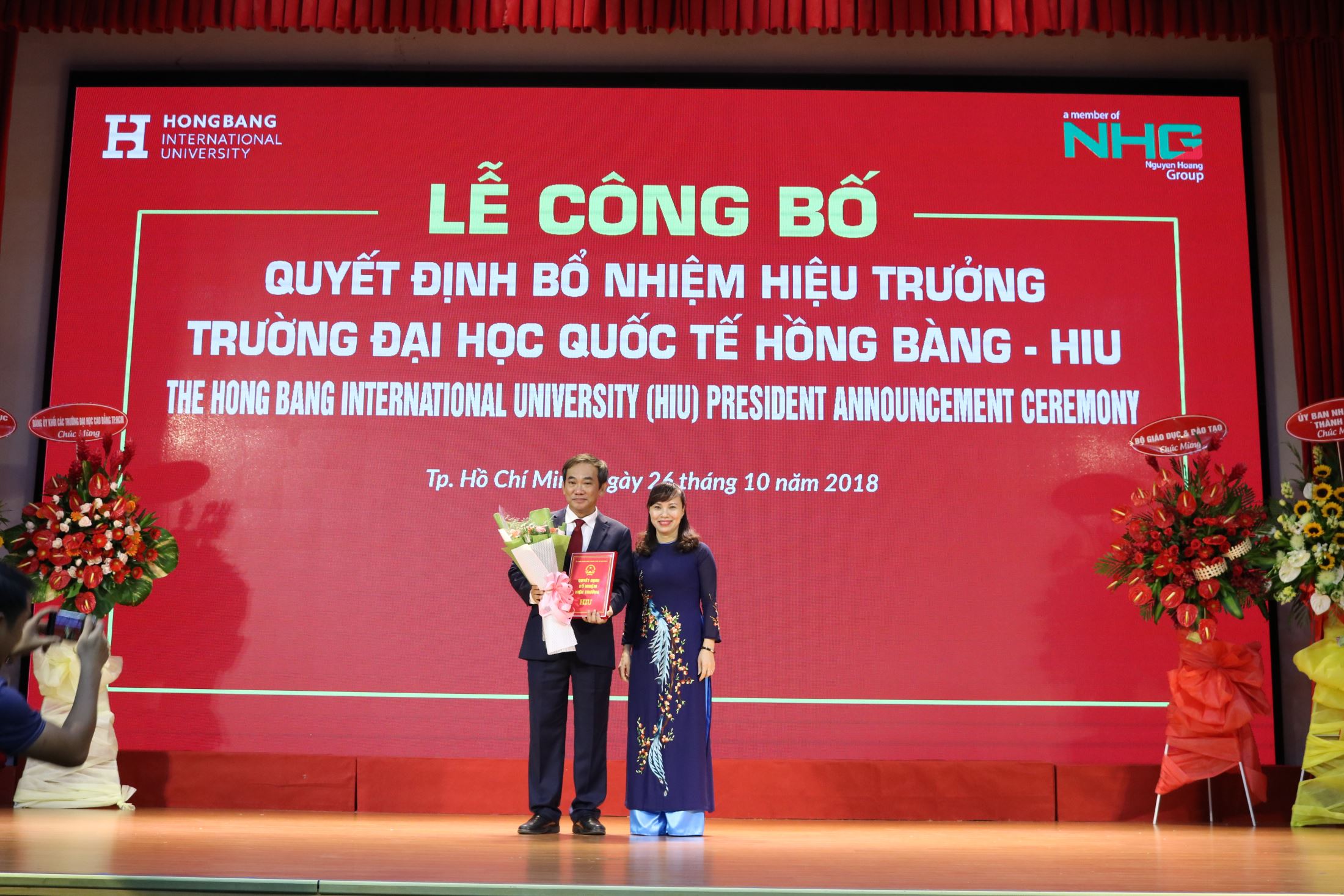 Dr. Nguyen Thi Kim Phung, Director of Higher Education Department, Ministry of Education & Training (MoET) awards the decision appointing Associate Professor, Dr. Ho Thanh Phong to be president of HIU