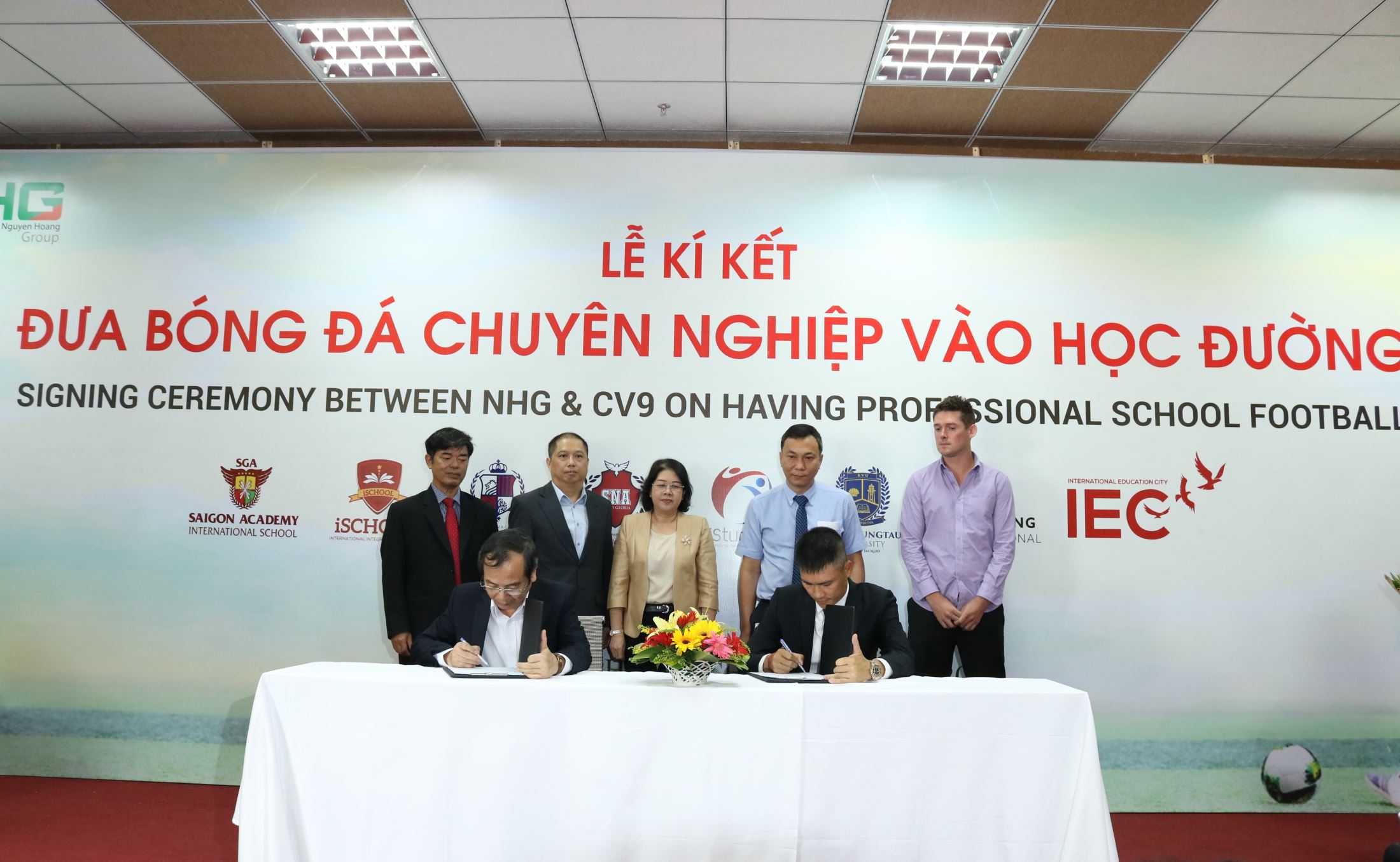 Mr. Le Cong Vinh and Dr. Do Manh Cuong, Permanent Member of Education Council of NHG, sign the agreement to implement the project “bring professional football to school” with the witness of the representatives of VFF and the Ministry of Education and Training, HCMC.