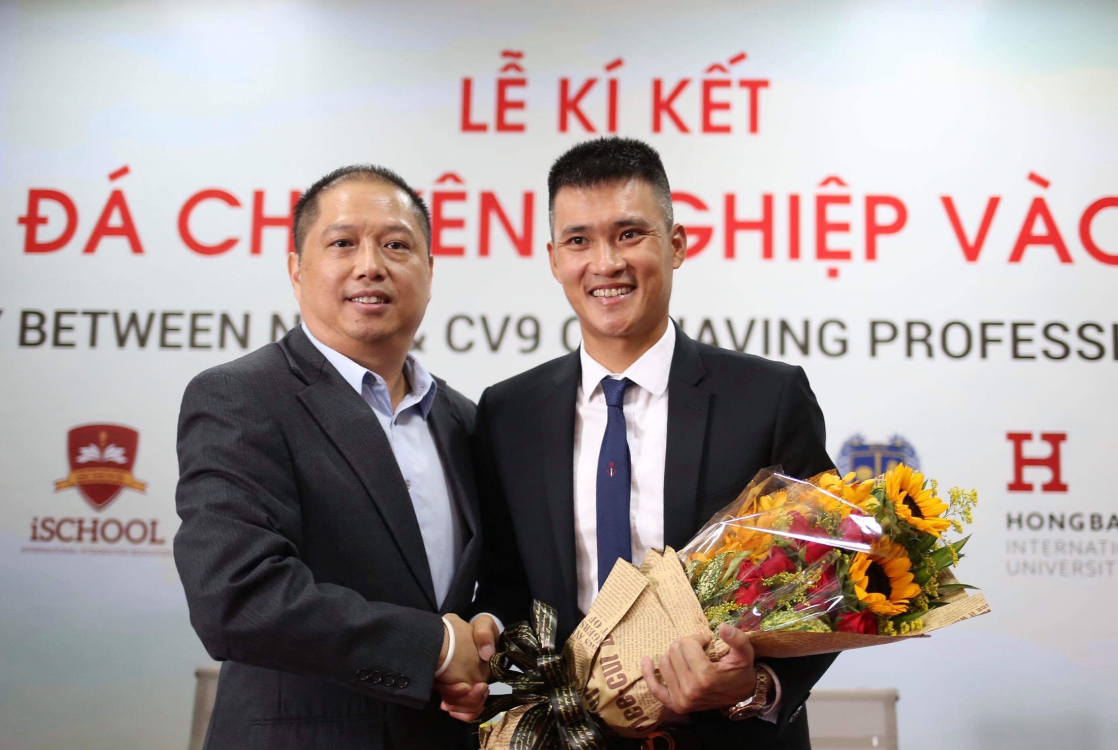 Dr. Nguyen Khac Huy, Permanent Deputy CEO and Mr. Cong Vinh at the ceremony.