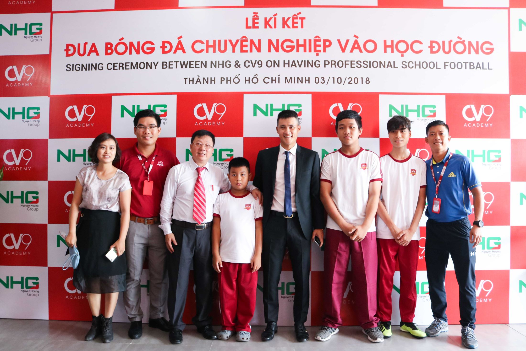 Mr. Le Cong Vinh and students of iSchool take photo together at the Ceremony.