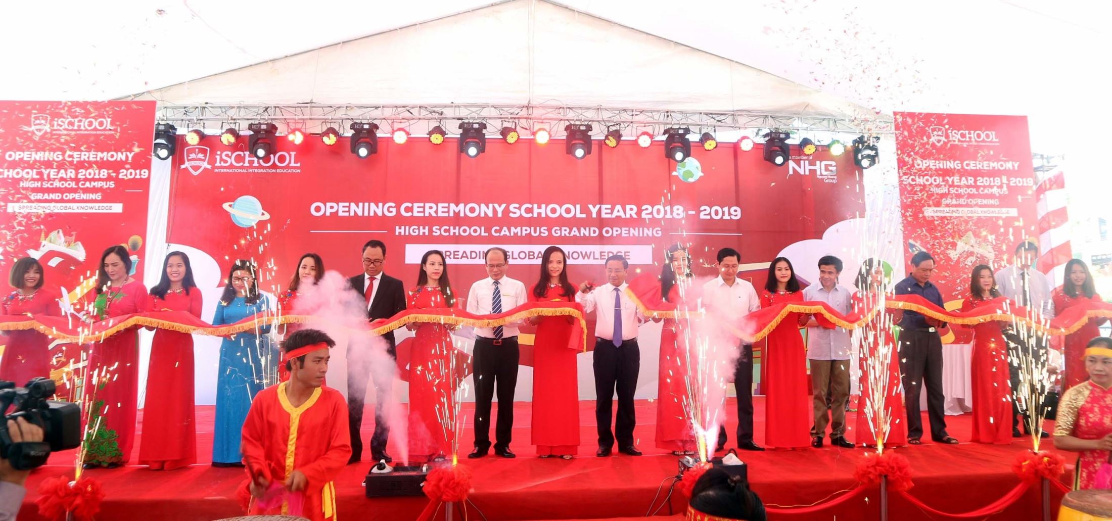 Ribbon cutting ritual of the inauguration of High Education grade in iSchool Ha Tinh