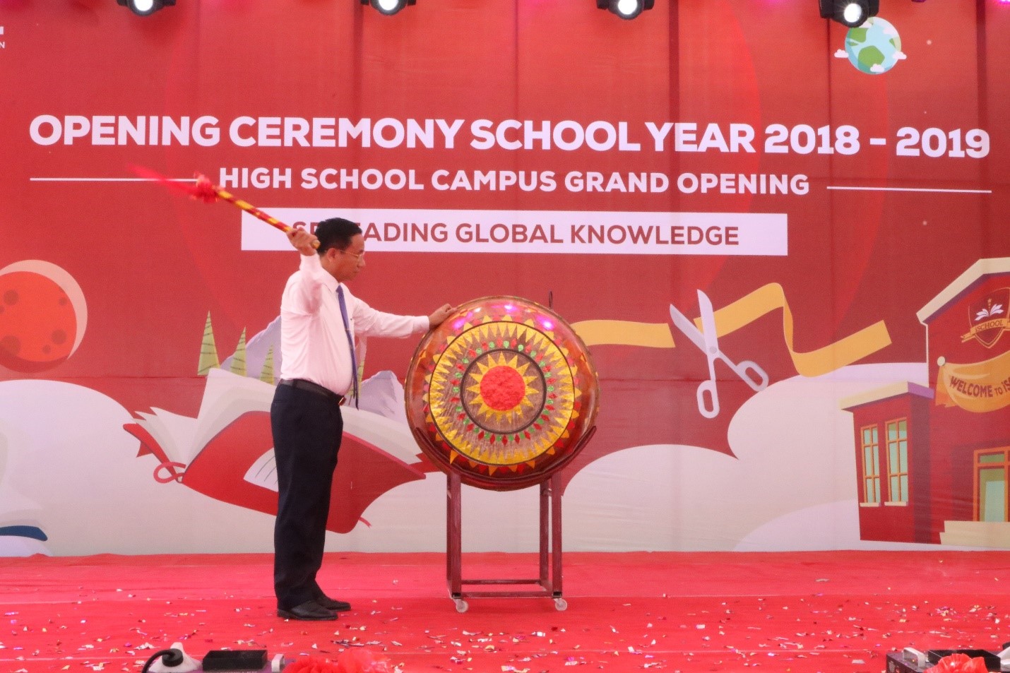 Mr. Le Dinh Son – Chairman of Ha Tinh People's Council drummed to open the new scholastic year