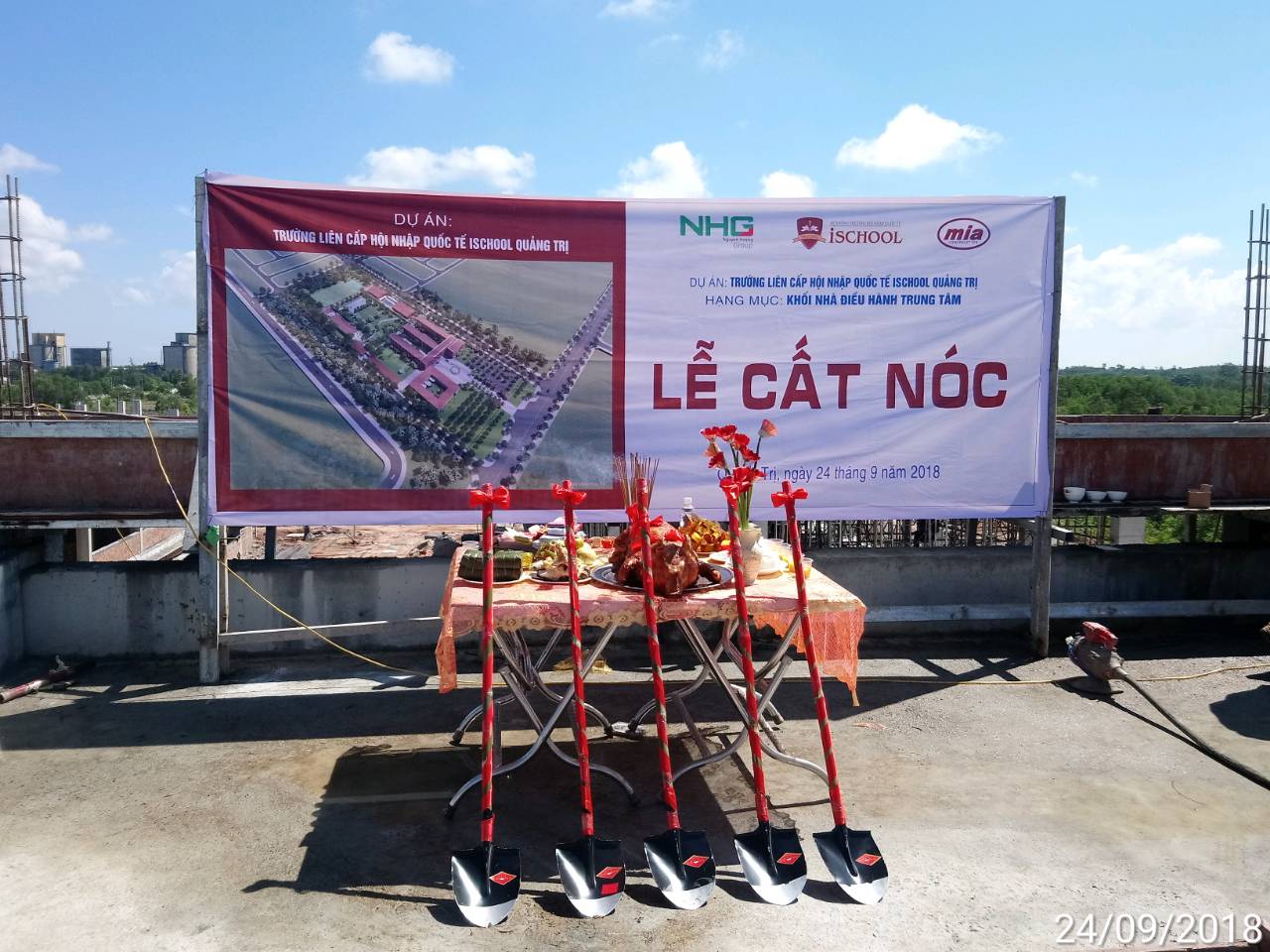 Roof-sealing Ceremony of the Center Admin Block of iSchool Quang Tri