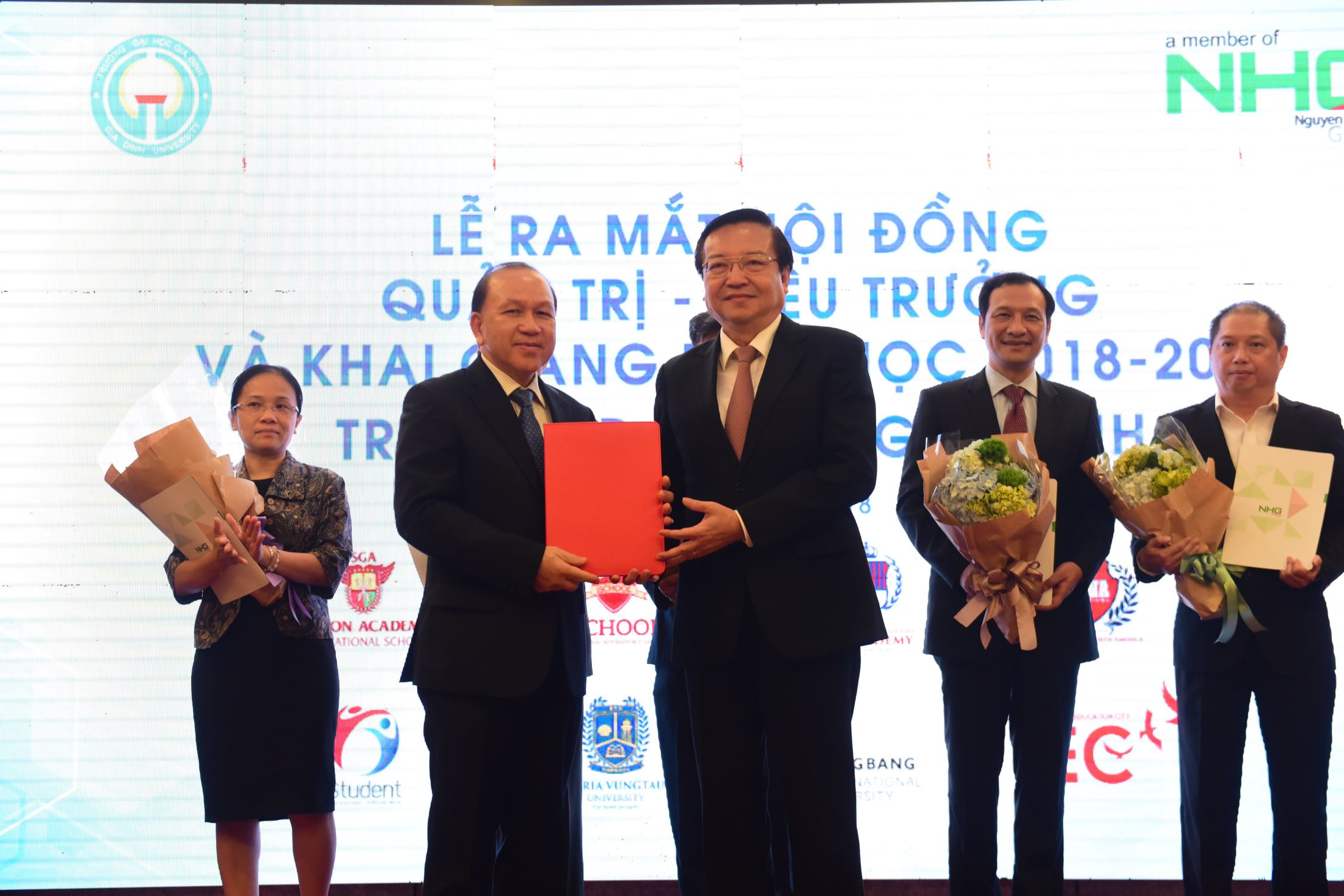 Mr. Le Hong Son, Director of Ho Chi Minh City Education and Training Department awarded the decision to recognize the president of Gia Dinh University as Dr. Ha Huu Phuc.