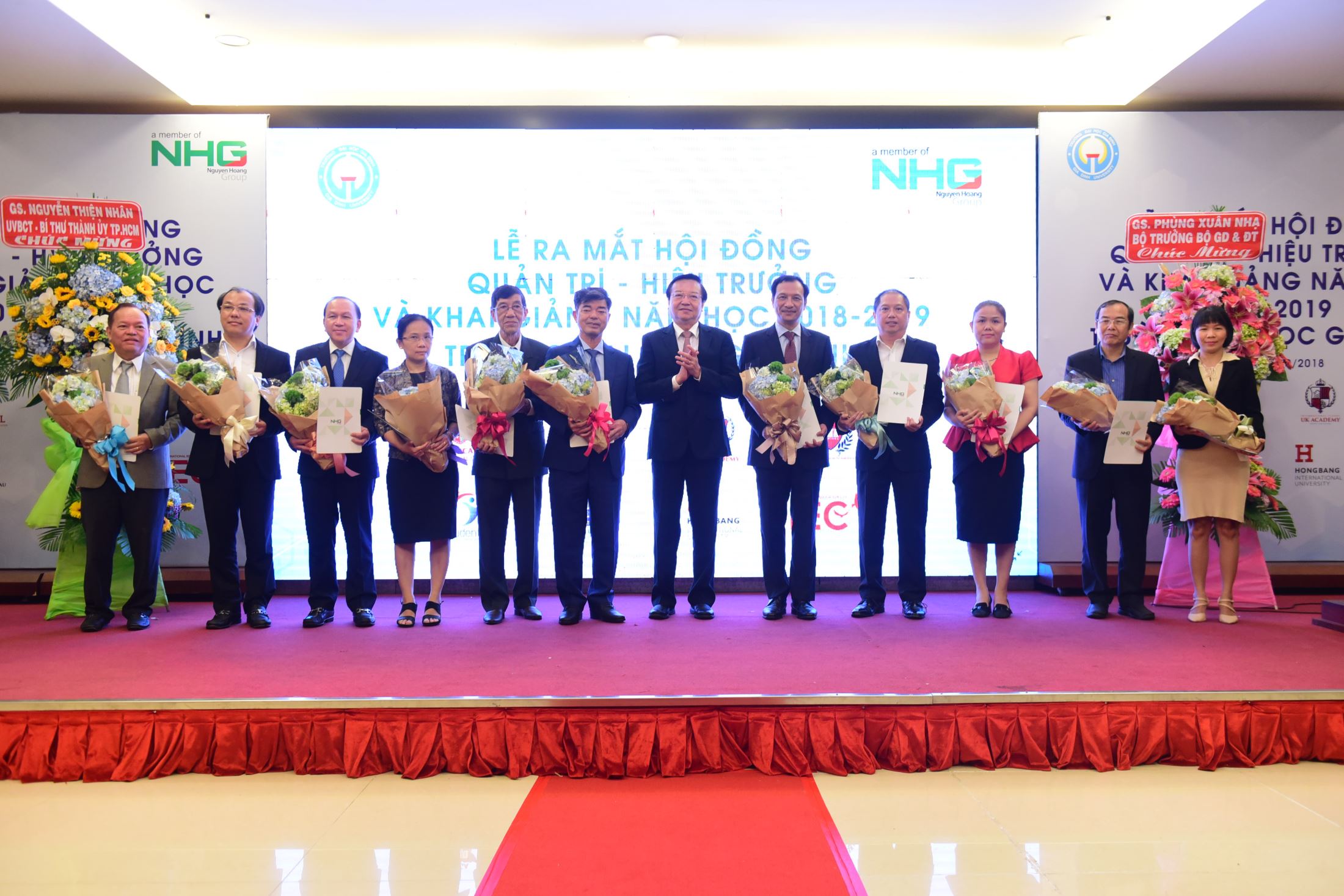 11 members of the board of management of Gia Dinh University received the decision and flowers from Mr. Le Hong Son, director of HCM City Department of Education and Training.