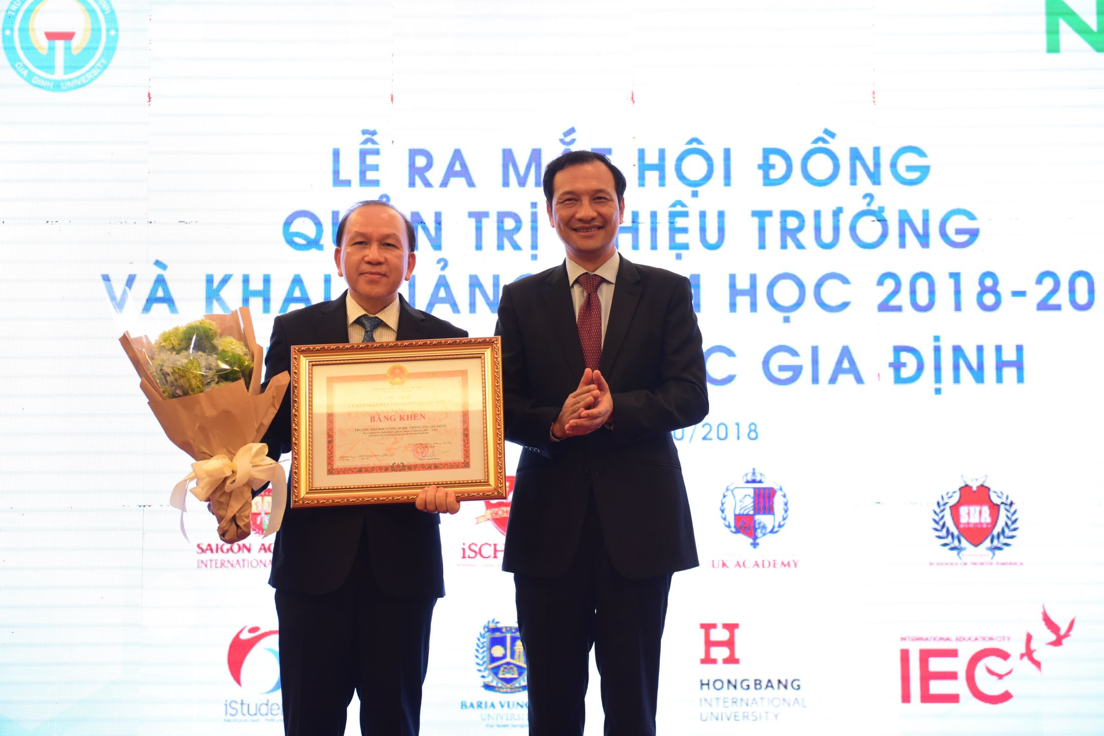 Dr. Ha Huu Phuc received Certificate of Merit of President of Ho Chi Minh City People's Committee on Gia Dinh University's achievements of excellences in the 2017-2018 academic year, contributing positively in the development of the city.
