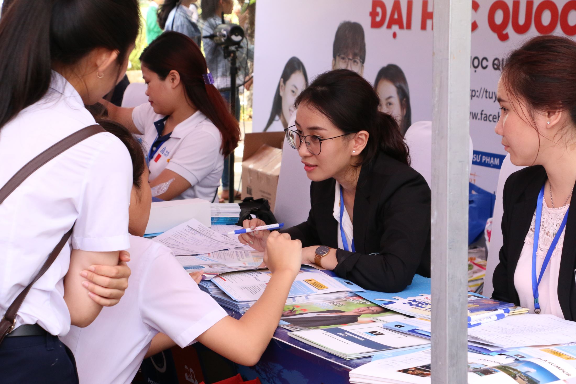 Students visited consulting booths to meet head lecturers and ask more about the details.
