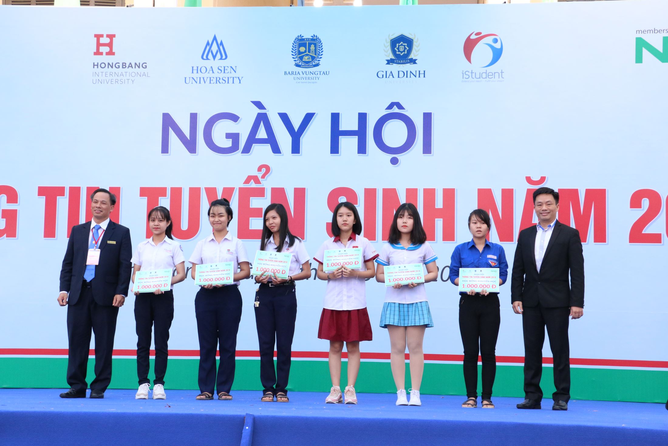 The board of organizers awarded  scholarships with a total value of 14 million VND to 14 students who overcame difficulties to study well. Dr. Vũ Tường Thụy  - Vice President of Hoa Sen University (right corner) and Dr. Vũ Văn Đông – Vice President of Bà Rịa – Vũng Tàu University (left corner) awarded.