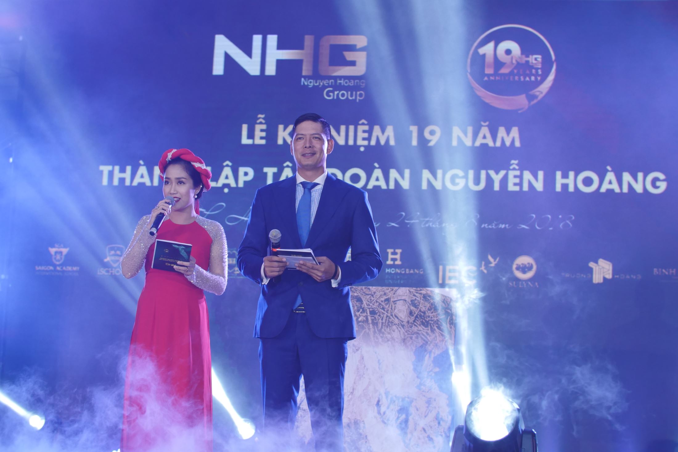 MC Binh Minh and Oc Thanh Van (parents of SNA) led NHG's 19th Anniversary.