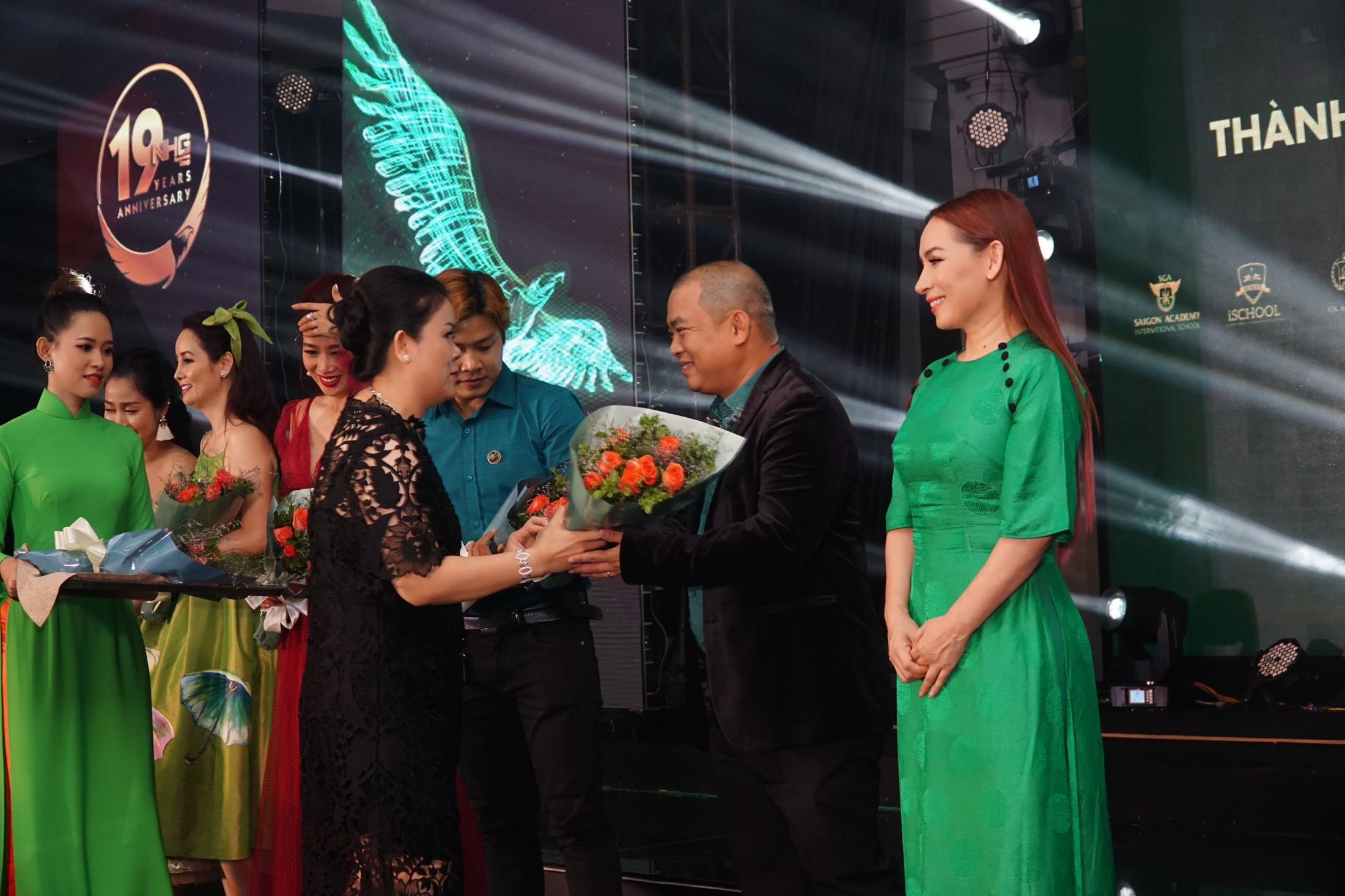 Ms. Hoang Nguyen Thu Thao gave flowers to the Judges of NHG’s Got Talent.