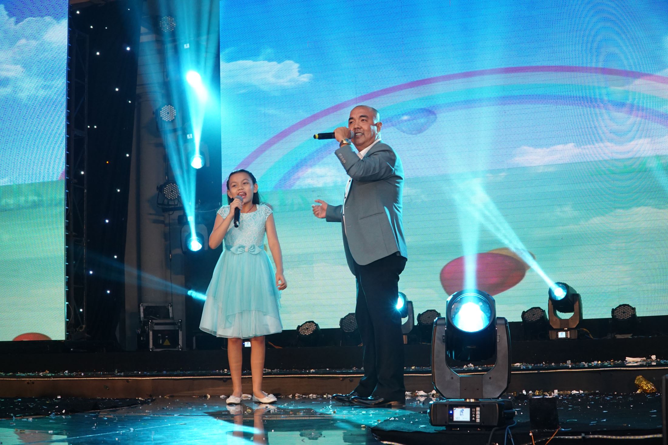 Actor Quoc Thuan and Bao Ngu performed the song “The Little Boy”.