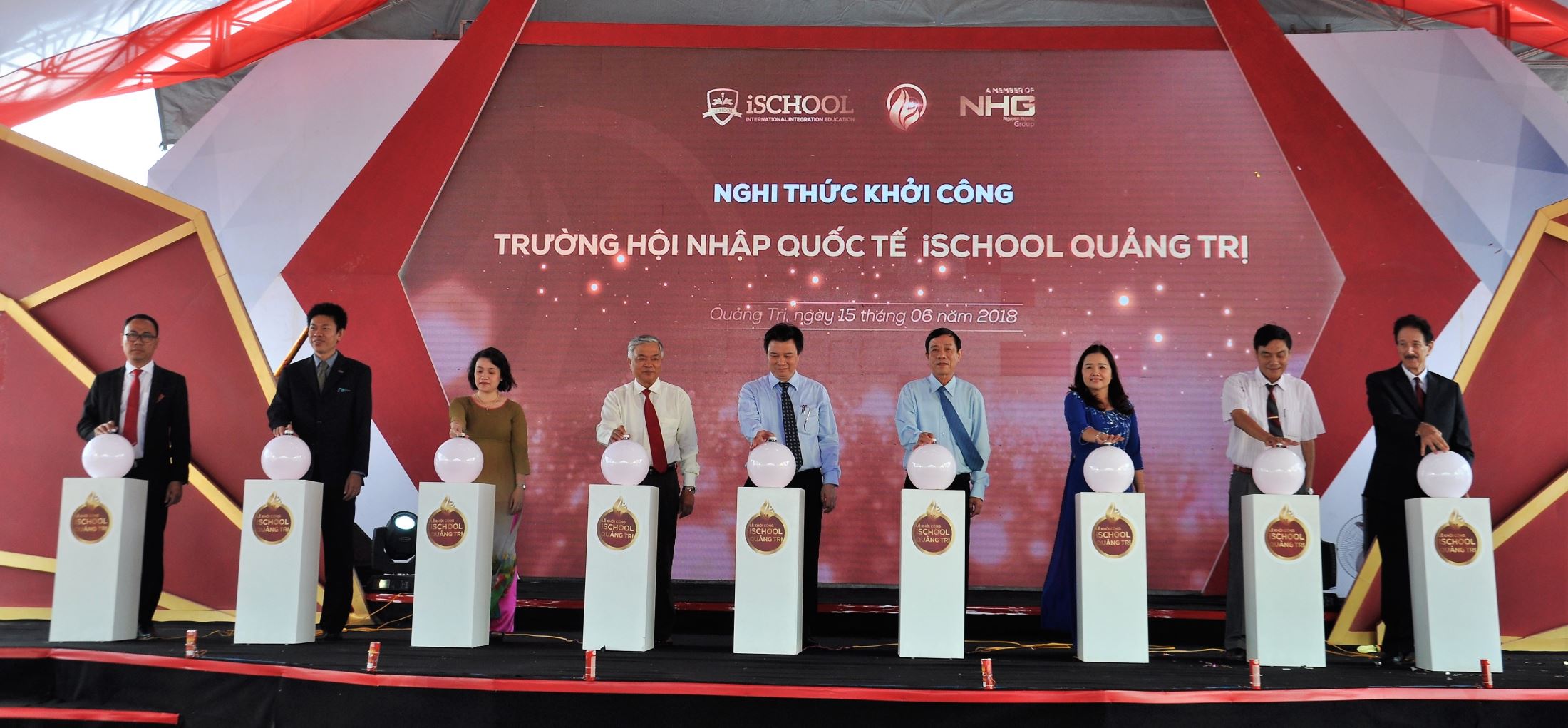 Dr. Nguyen Huu Do - Vice Minister of Education & Training, along with Representatives of Quang Tri province, Nguyen Hoang Group, and iSchool system, performed the commencement ceremony together.
