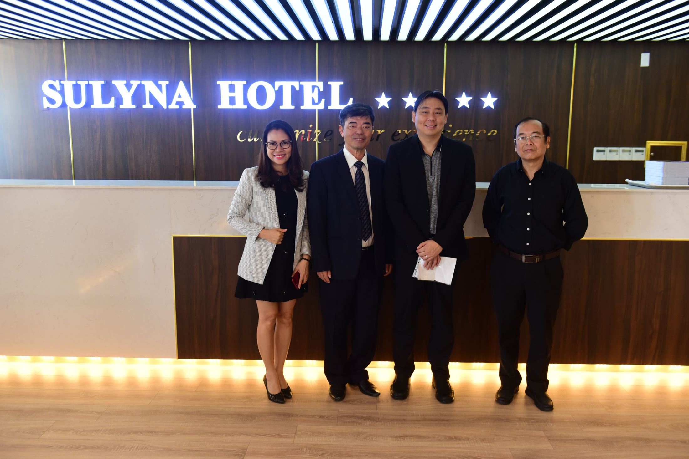 Prof. Dr. Thai Ba Can – President of HIU, Dr. Do Manh Cuong – Permanent Member of Education Council, Academic Director, NHG and Ms. Tran Thuy Tram Quyen – Director of Communications and Branding, NHG welcome Adam Khoo at Sulyna Hotel, HIU, HCMC in the morning of May 6th 2018.