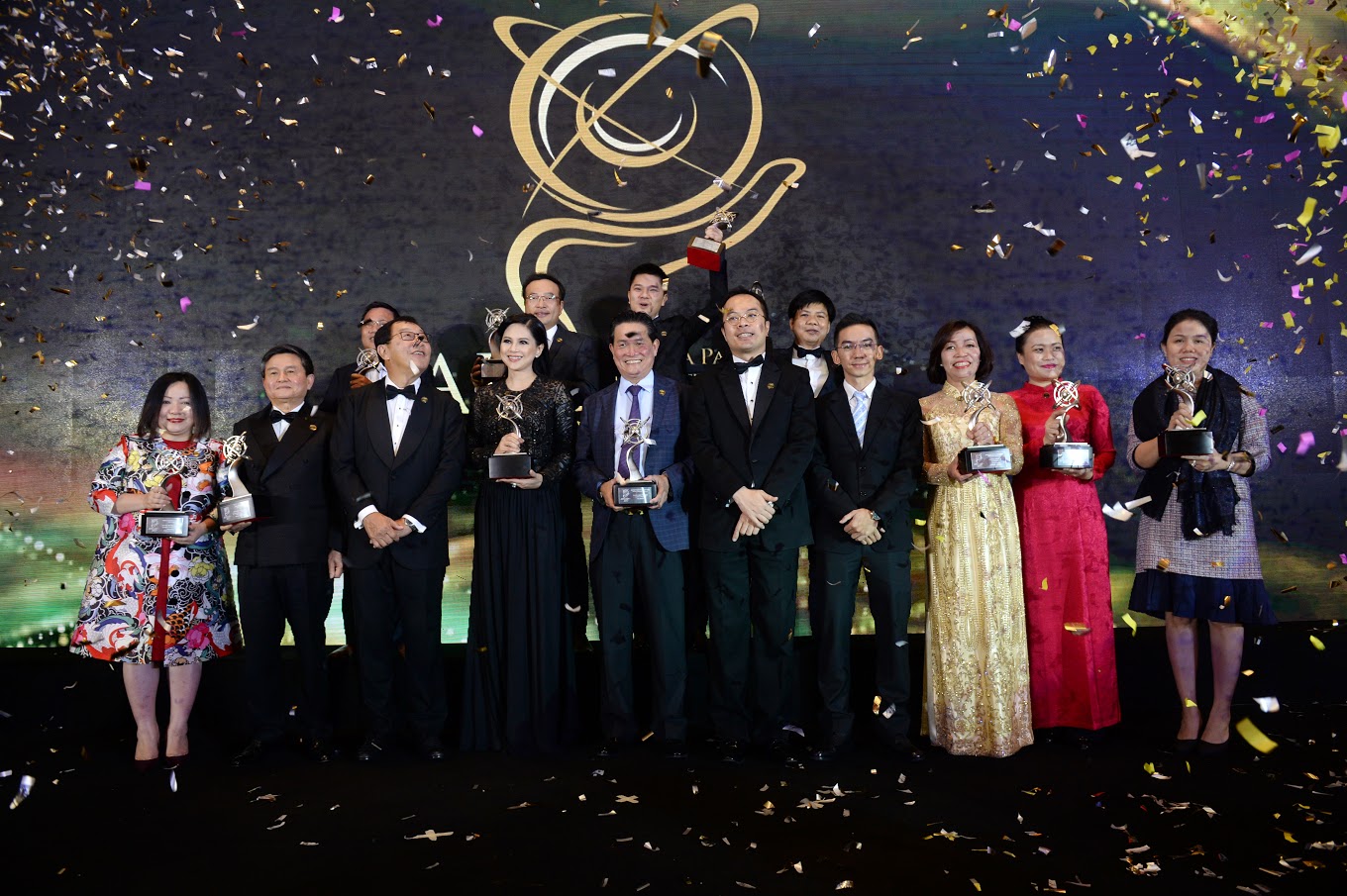 Mrs. Hoang Nguyen Thu Thao – CEO of Nguyen Hoang Group (NHG) along with 14 outstanding business leaders of Vietnam received APEA award 2017