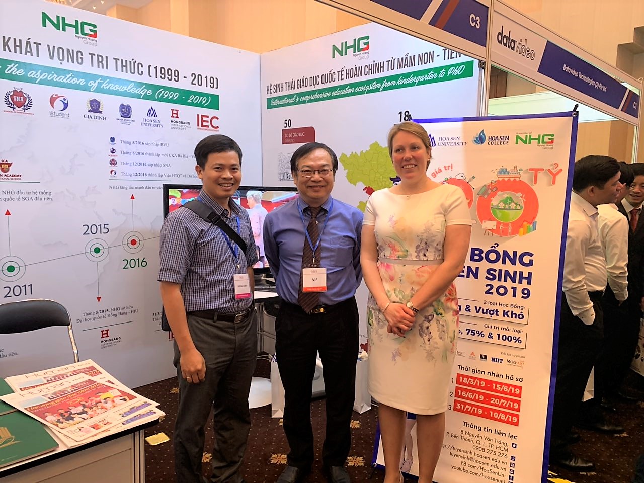 Dr. Dinh Quang Nuong, Deputy CEO of NHG taking photo with Ms. Caronline Wright,Director General of BESA at NHG’s booth 