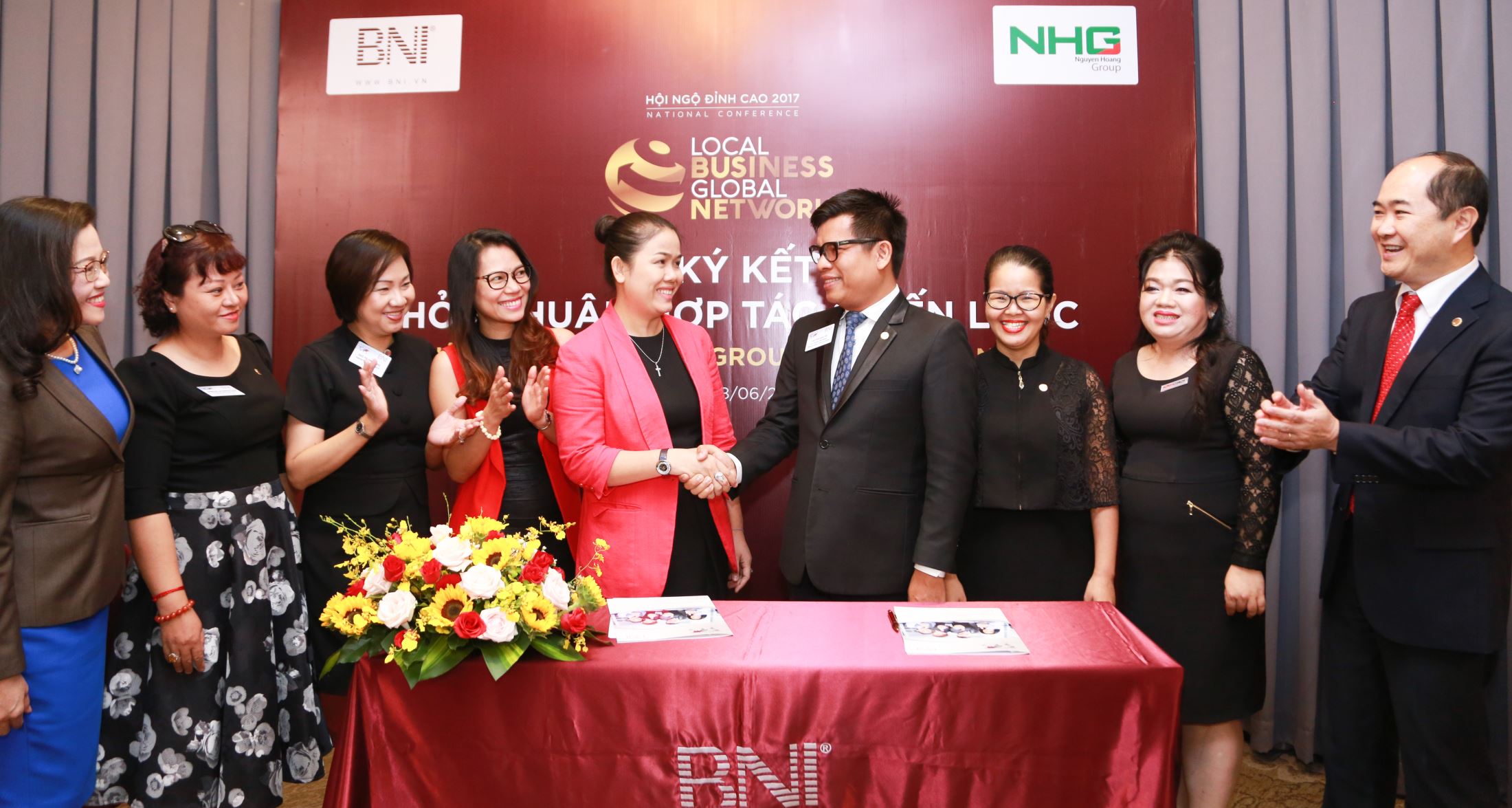Ms. Hoang Nguyen Thu Thao, CEO of  NHG and Mr. Nguyen Kien Tri, Vice President of BNI Vietnam, constructing the signing ceremony, in the presence of Mr. Ho Quang Minh, Chairman of BNI Vietnam, BNI's regional leaders as well as businesspeople in BNI network and the media.
