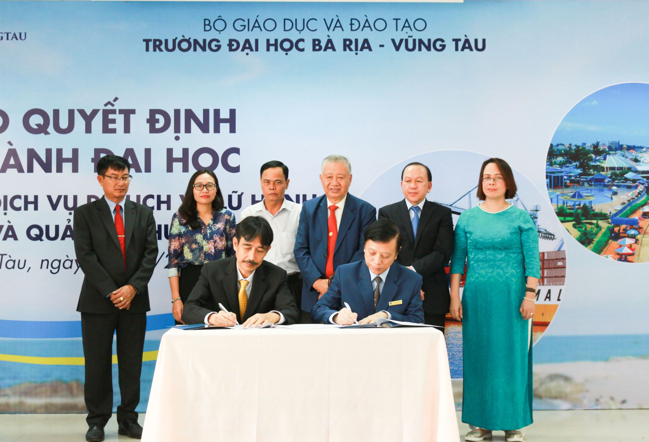 Prof. Dr. Hoang Van Kiem, President of BVU signed MOU with Enterprises at the event