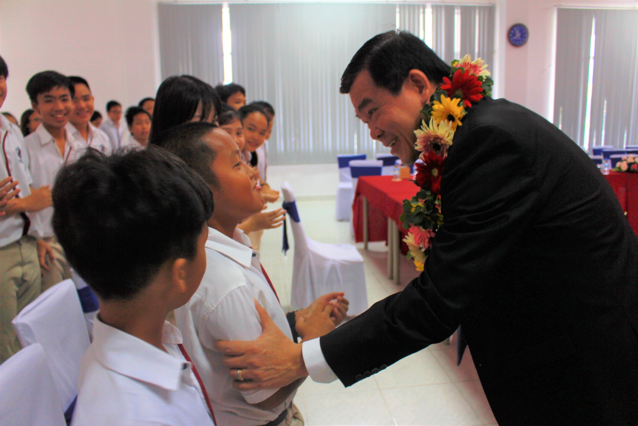 Mr. Nguyen Hong Linh - Member of the Party Central Committee, Secretary of the Baria-Vungtau Provincial Party Committee, Chairman of the People's Council of Ba Ria - Vung Tau Province talked to UKA students on his visit to the school on the occasion of Vietnamese Teacher’s Day November 20th.