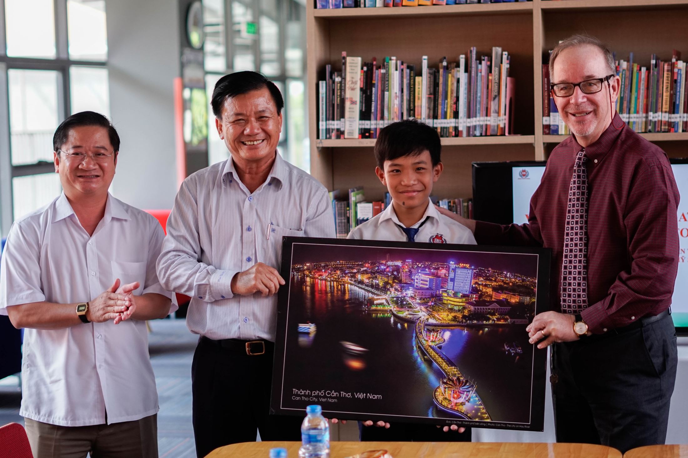 Can Tho City's delegation presented a picture to SNA