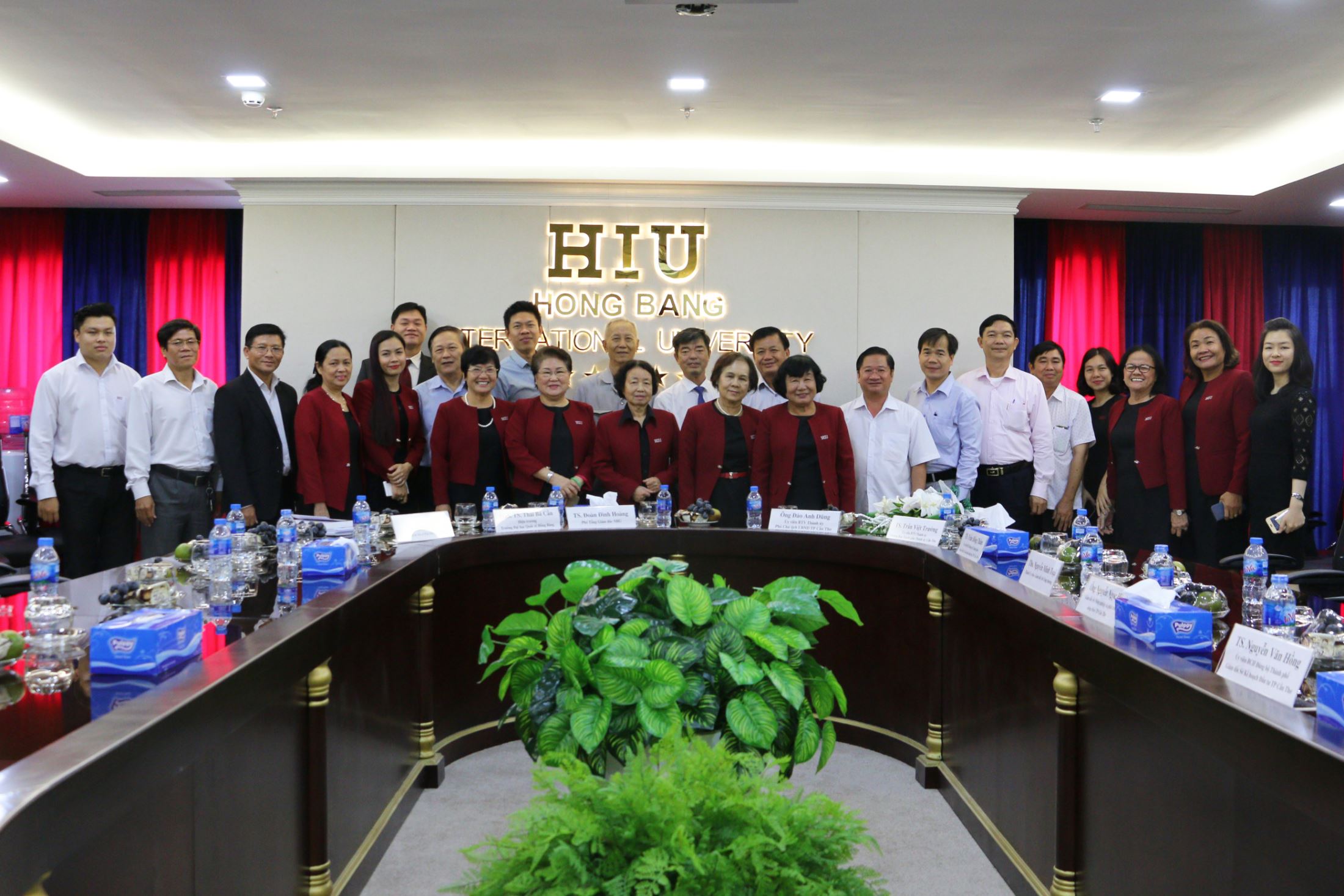 The delegation of Can Tho City together with the administrators and the lectureres of HIU