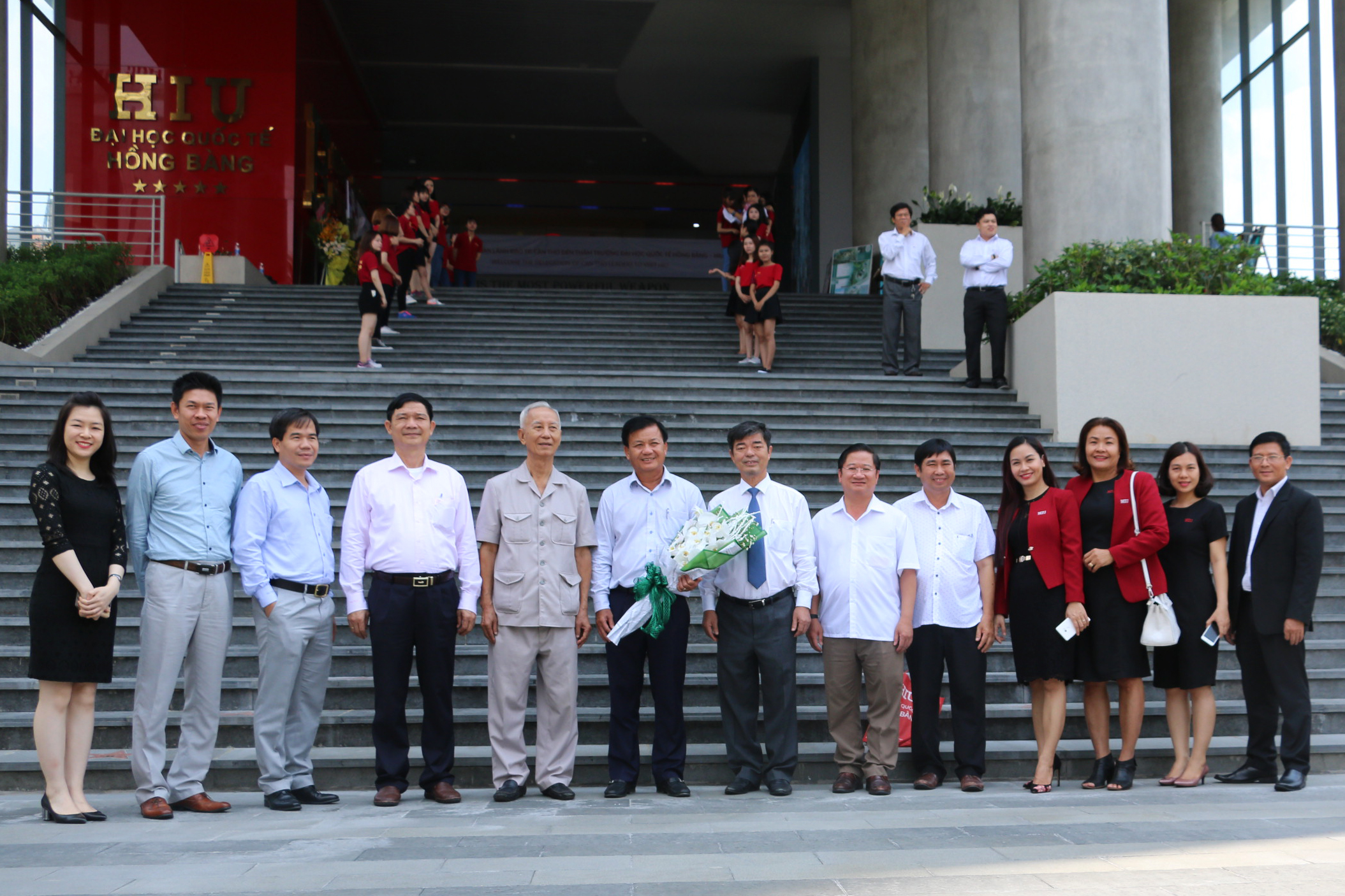 Can Tho City's delegation taken photos in front of the "Ship of Knowledge" of HIU