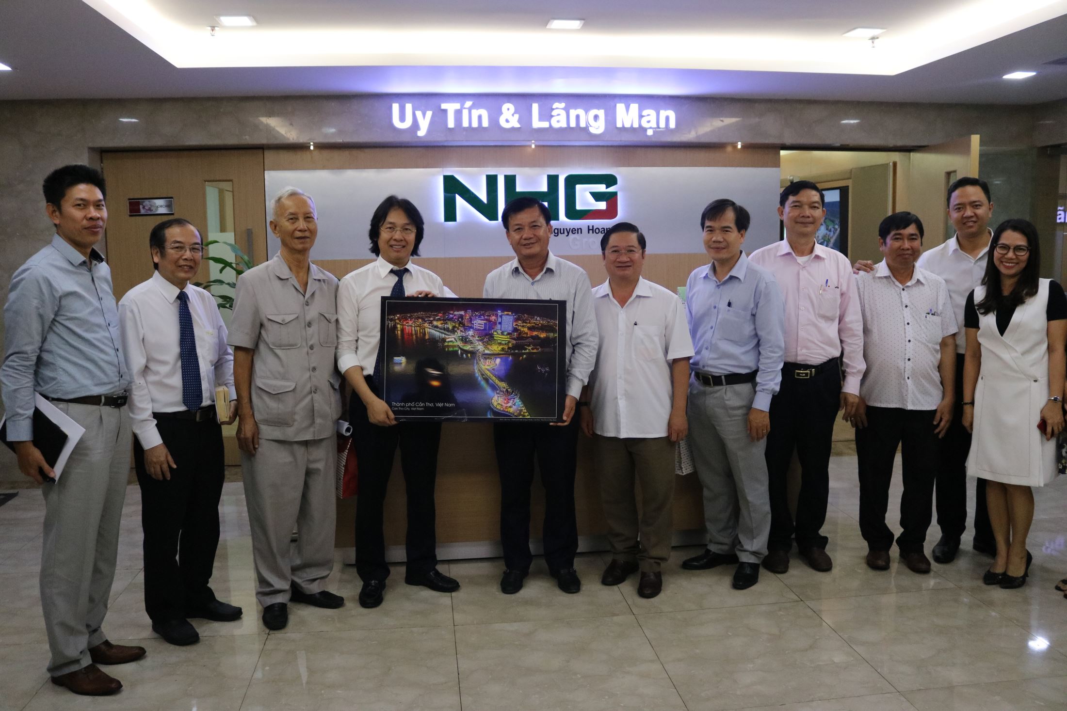 Chairman Hoang Quoc Viet, on behalf of the Group, received a picture from the delegation of Can Tho City