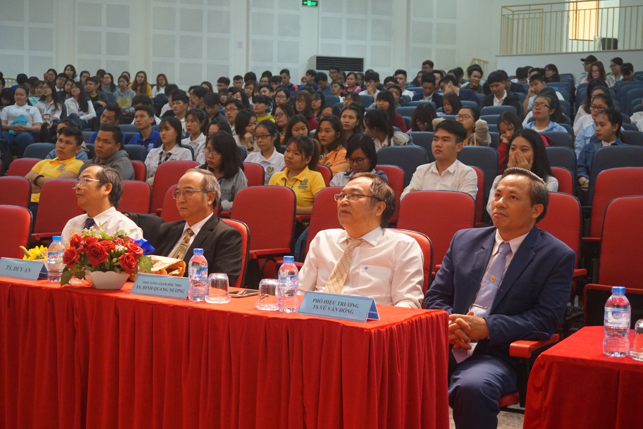 Dr. Dinh Quang Nuong – Deputy CEO of NHG, Dr. Do Manh Cuong – Permanent Member of Education Council, Academic Director of NHG, Dr. Vu Van Dong – Vice Principal of BVU attended the seminar