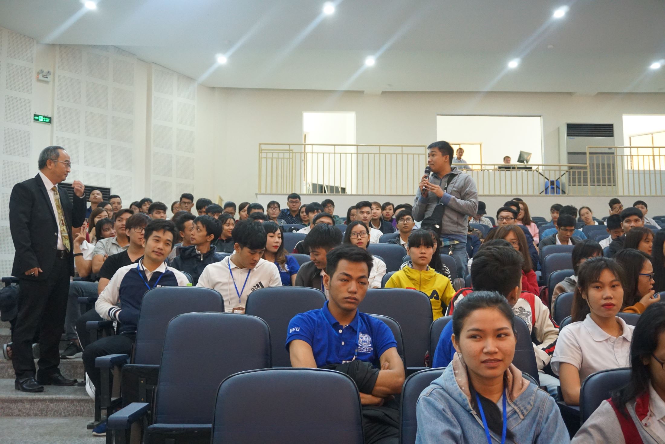 "Drive, do not hitch; identify strengths and focus on them; look for a job, not ask for a job; work smarter and faster, not harder; and above all, be a lifelong learner.", Dr. Duy An conveyed to BVU students