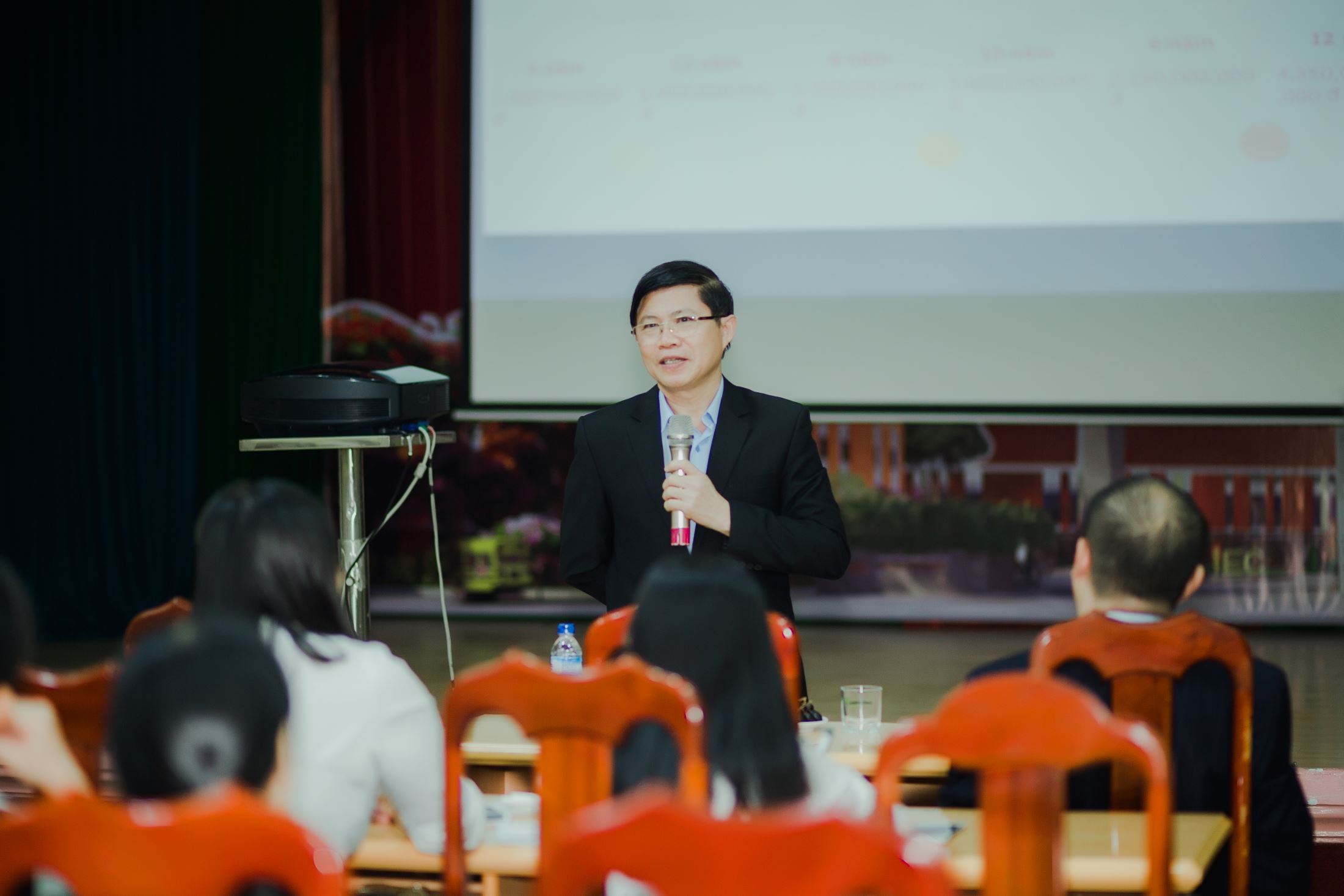 Dr. Pham Van Hung – General Principle of IEC Quang Ngai answering the questions of parents