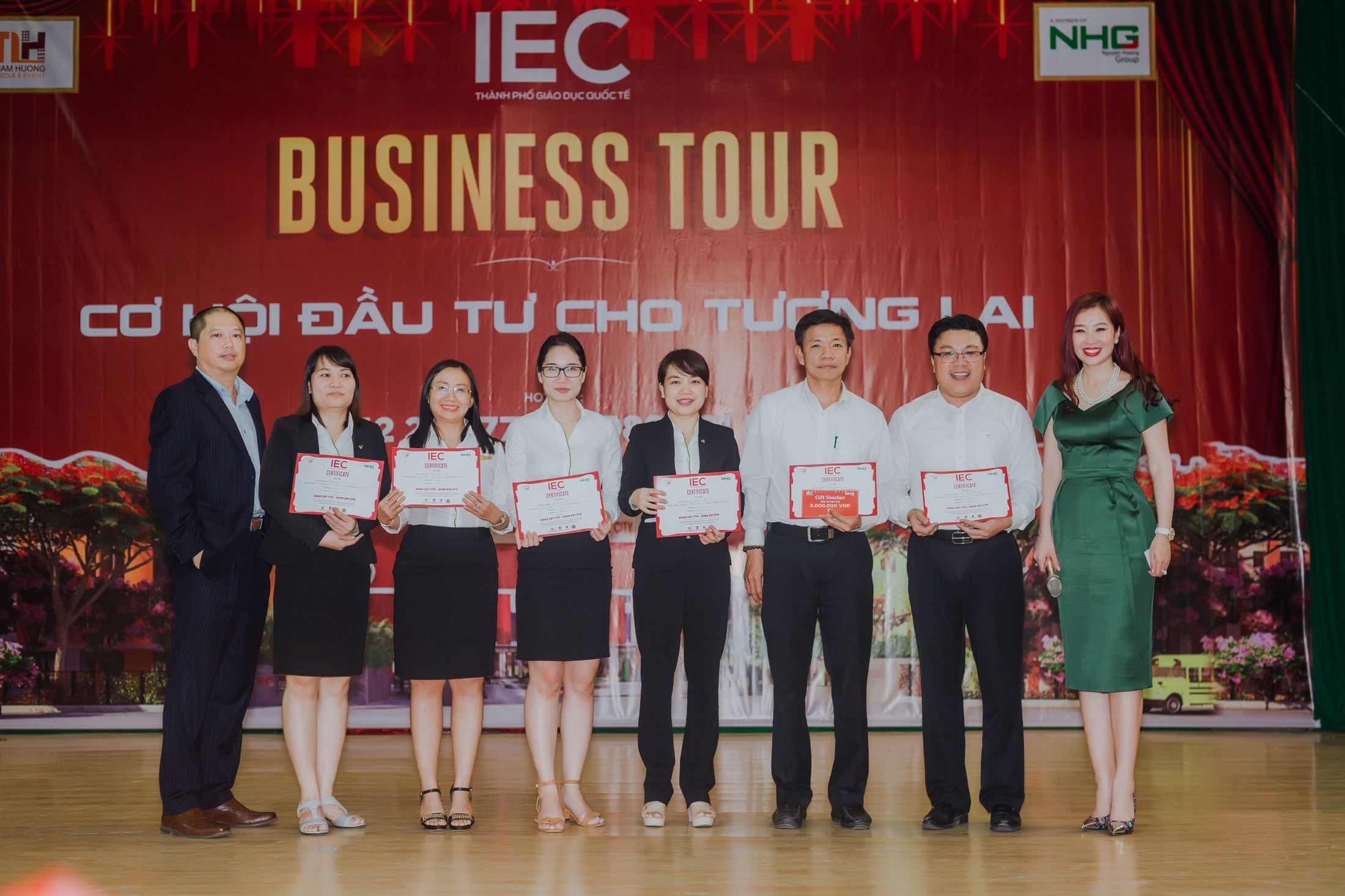 Parents of Vietcombank Quang Ngai registered the tuition investment package