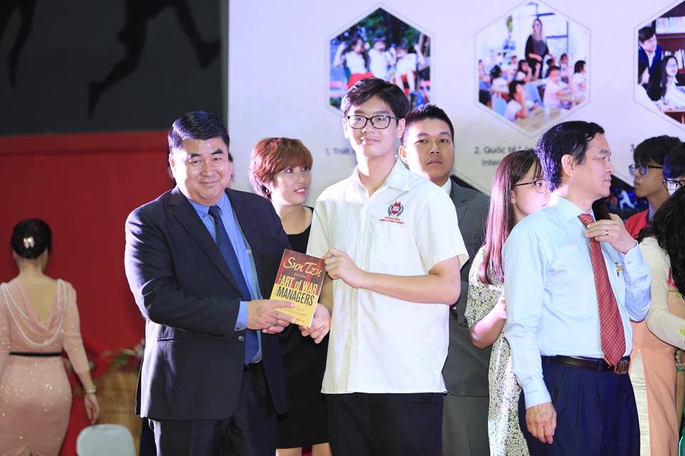 SNA students received books from businessmen attending the talk show