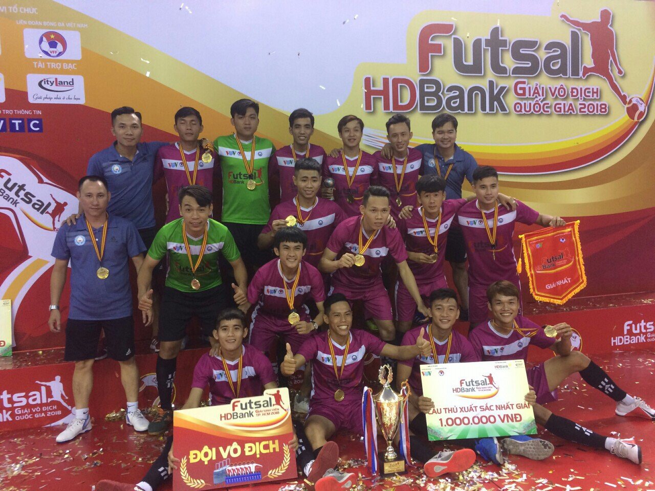 GDU's student team won the championship at the HCMC student futsal tournament.