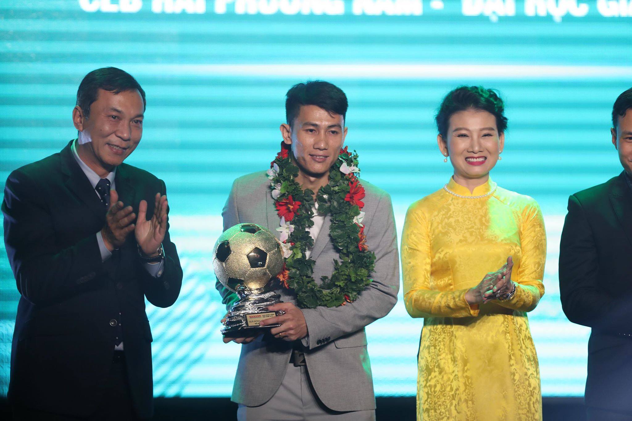 Vu Quoc Hung, a player of Hai Phuong Nam - GDU team receiving the 2018 Vietnam golden futsal ball award.