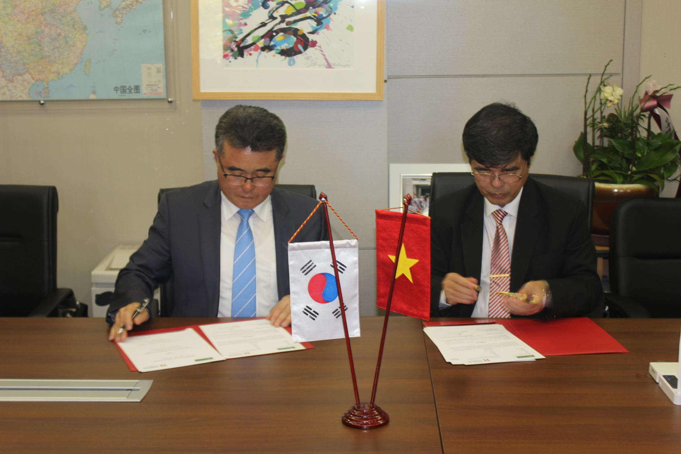 Mr. Chan-Hee Park, Vice President of KU and Associate Prof. Thai Ba Can, President of HIU constructed the MOU signing ceremony in Korea